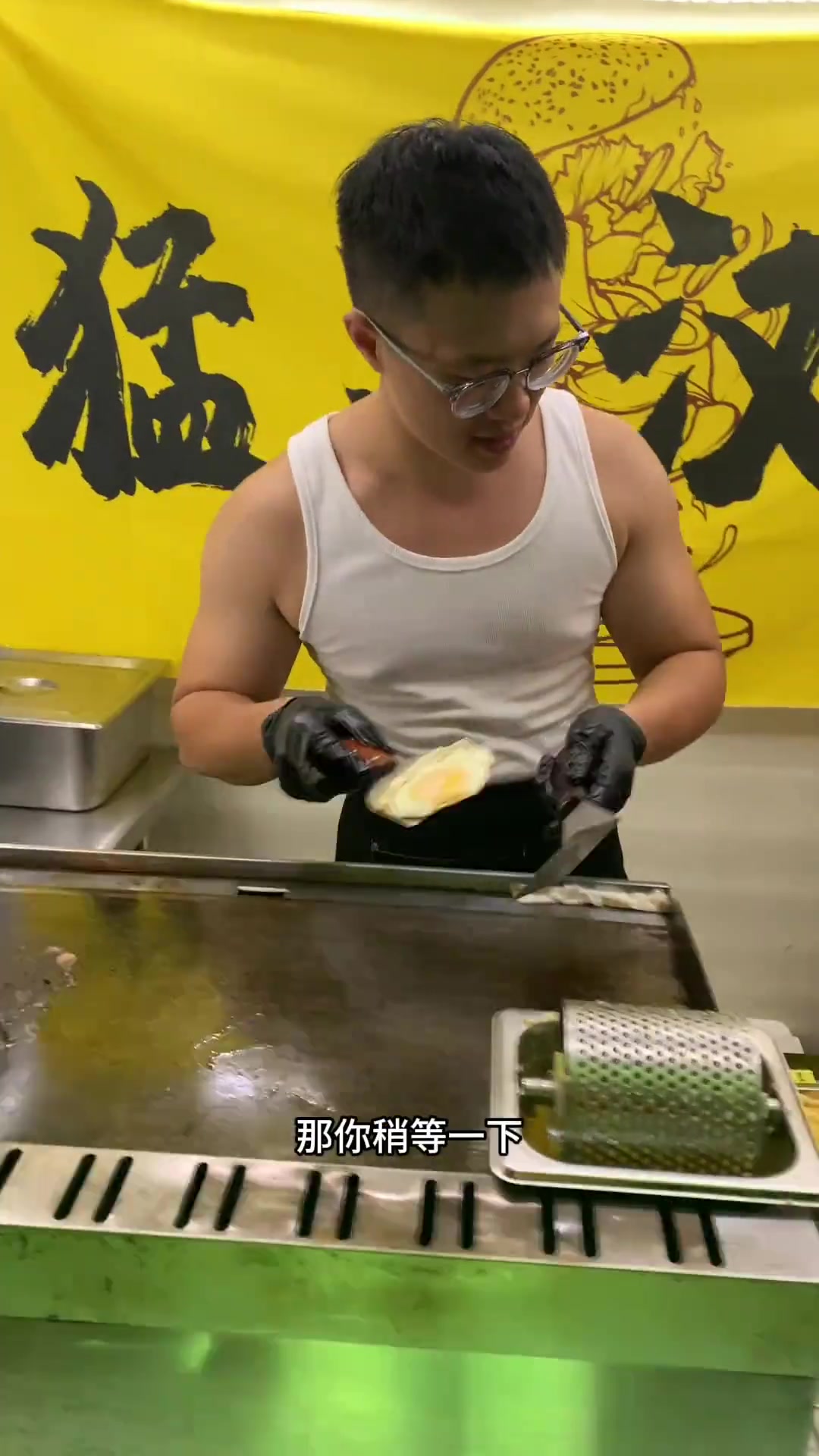 摆鸡尾酒摊之用鸡尾酒换猛男汉堡丽水凤起城西里的猛男汉堡替你们吃了很不错小哥哥是单身，单身的