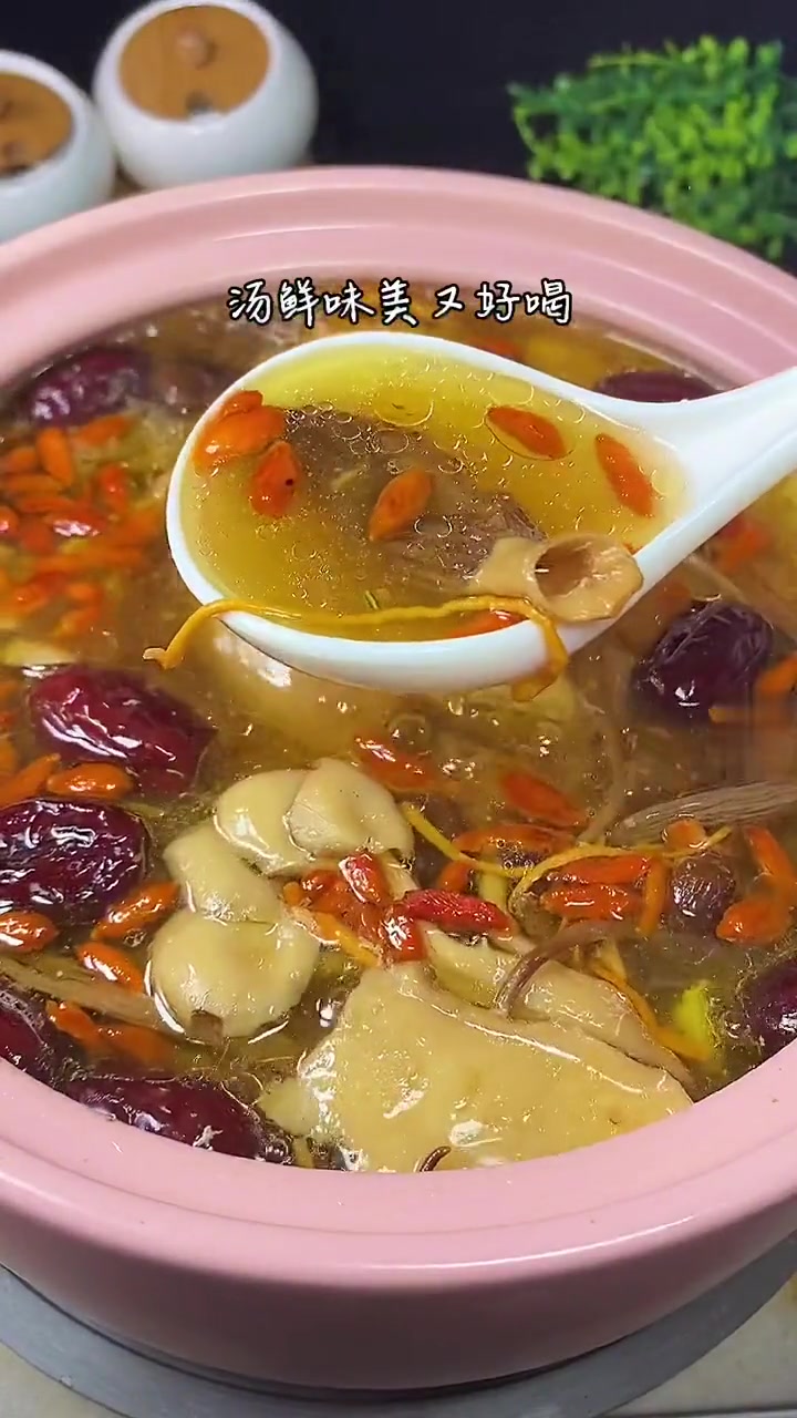 椰子菌菇和鸡一起煲汤,汤汁清甜鸡肉嫩滑菌菇鲜