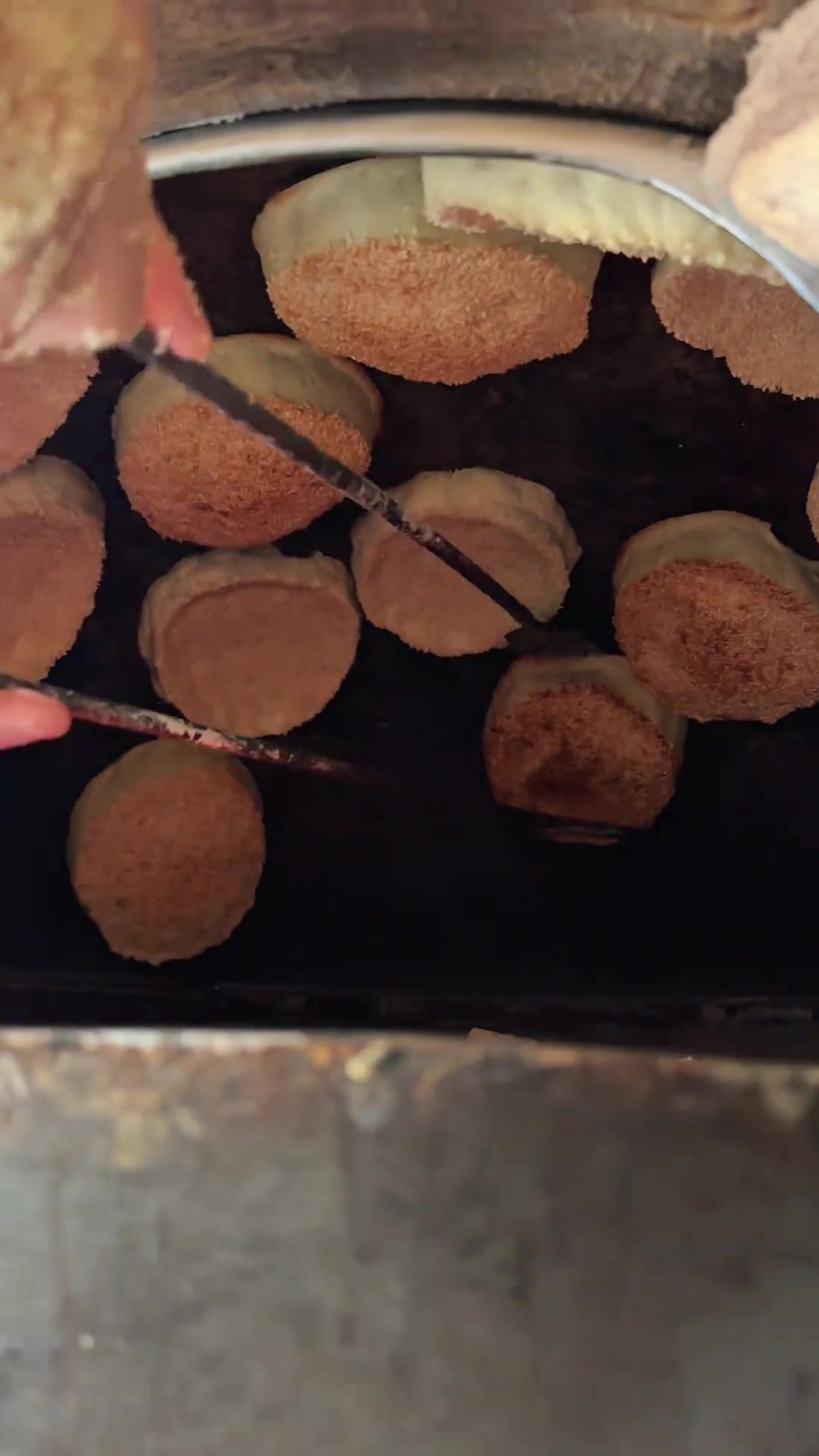 在菏泽!刚出炉的芝麻盖烧饼,是菏泽人从小吃到大的香