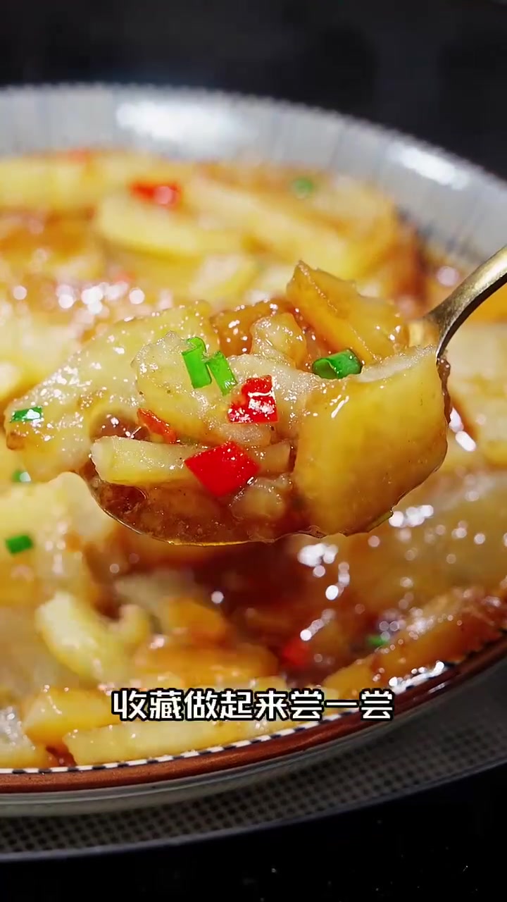 又是一道超级好吃的家常蒸菜！软烂的土豆混合着酱油和葱花的香味，再搭配上大米饭，这味道简直绝