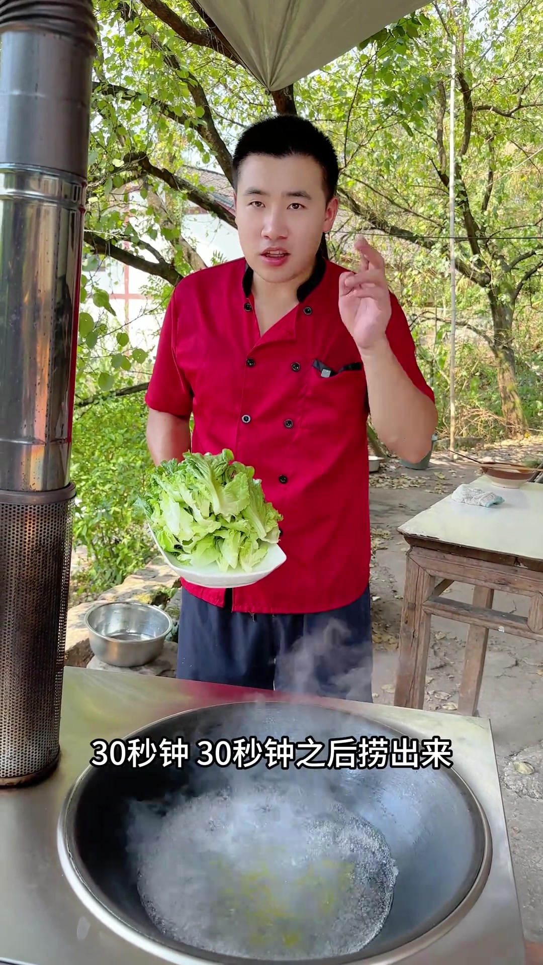 广东富豪都在吃的一道菜蚝油生菜,你像我这样做翠绿不发黑!