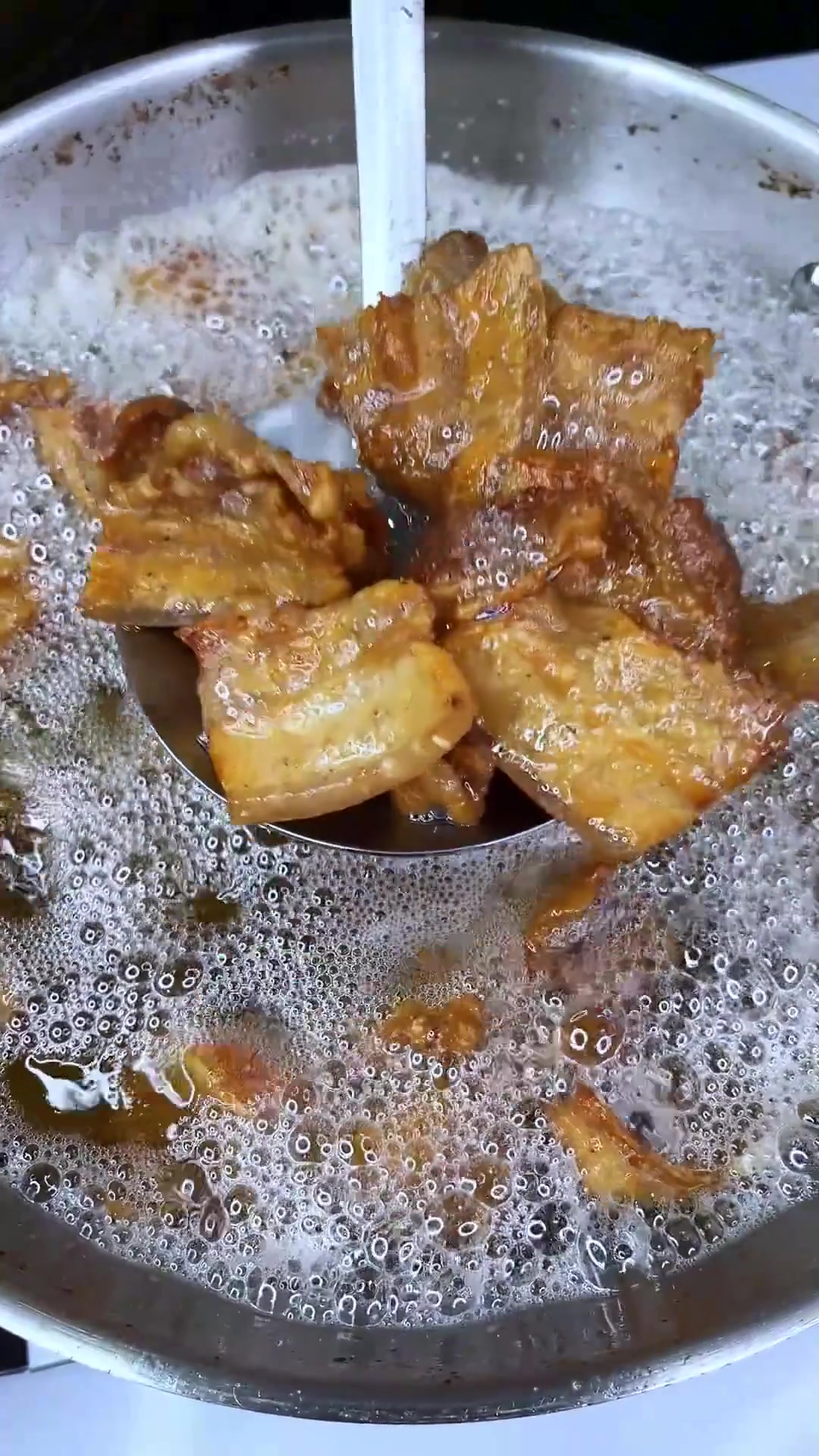 粉丝点单炸五花肉，两步炸出酥脆香，配麻辣汁绝了！