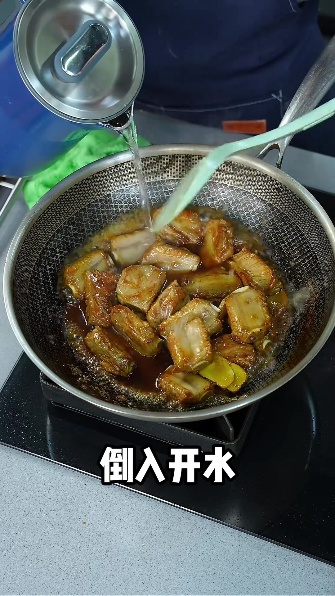 糖醋排骨,色香味俱佳香甜爽口,做法简单,小朋友的最爱