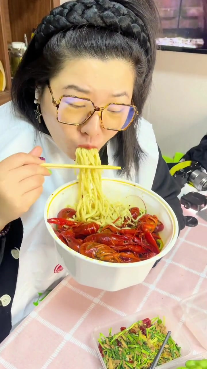 又是宅家点外卖一天龙虾今天走一个