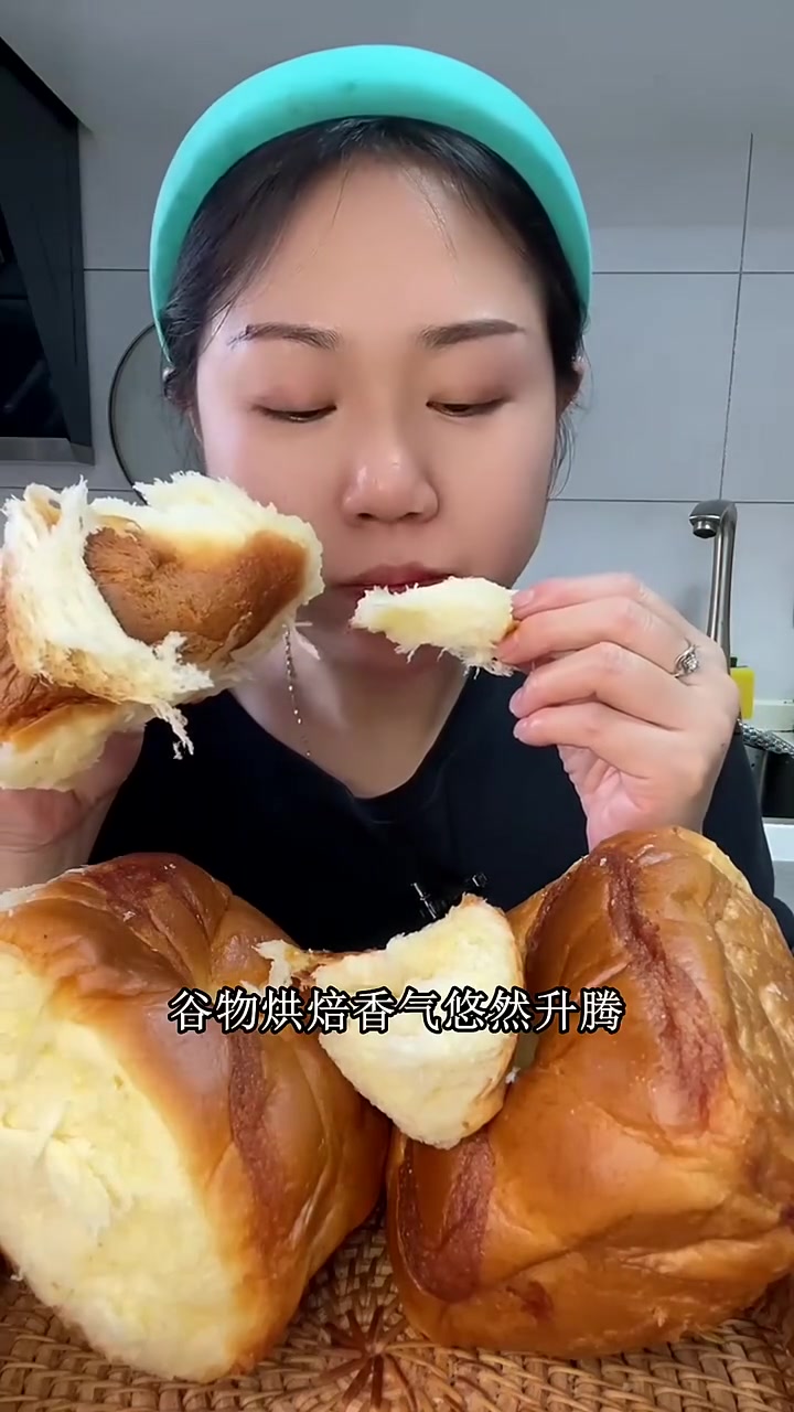 老式拉丝面包包装简单却贴心,油纸包裹防粘,吃的时候不脏手,携带也方便!