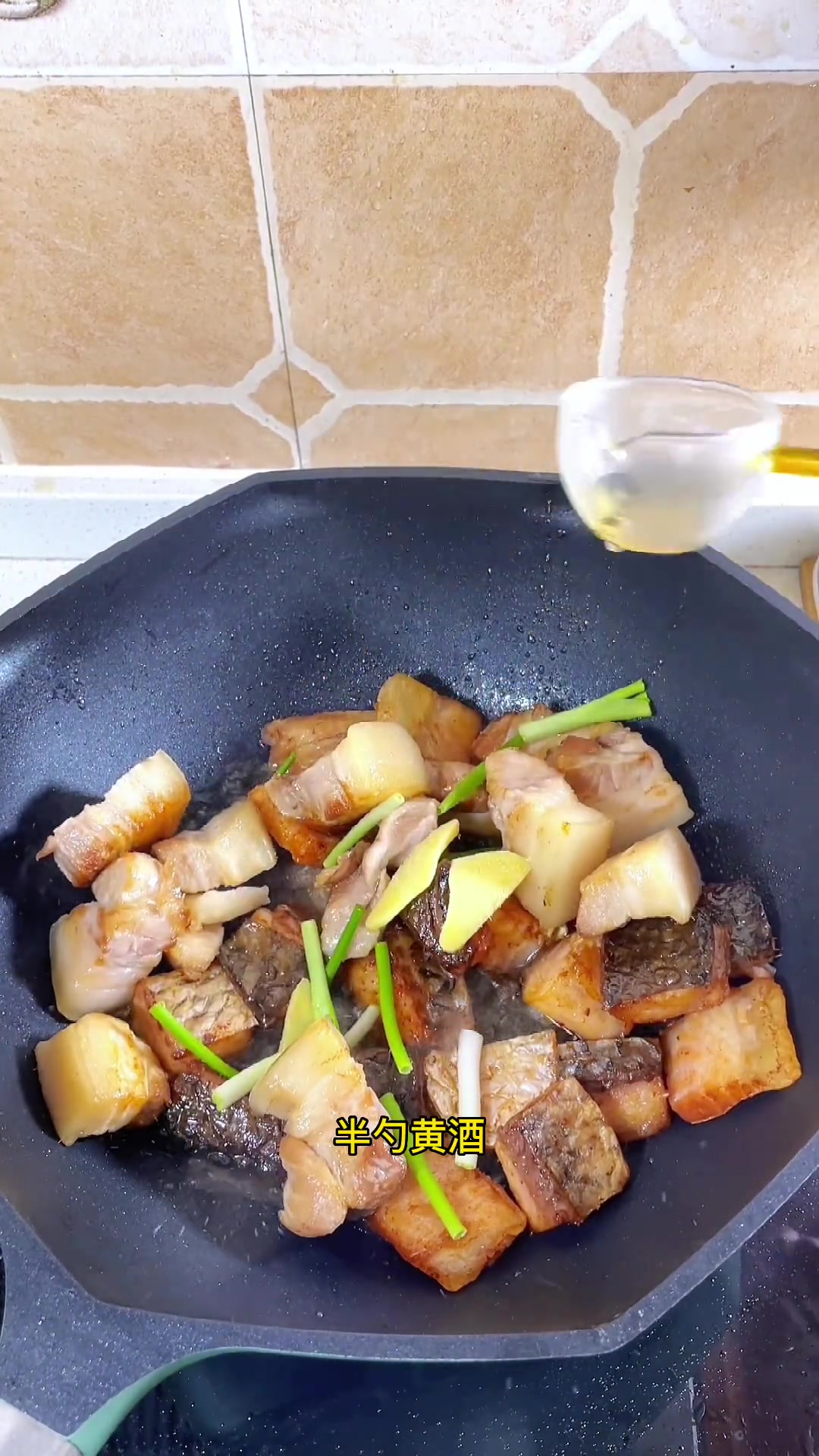 青鱼干烧肉,肉酥皮糯咸香入味,真是太好吃了