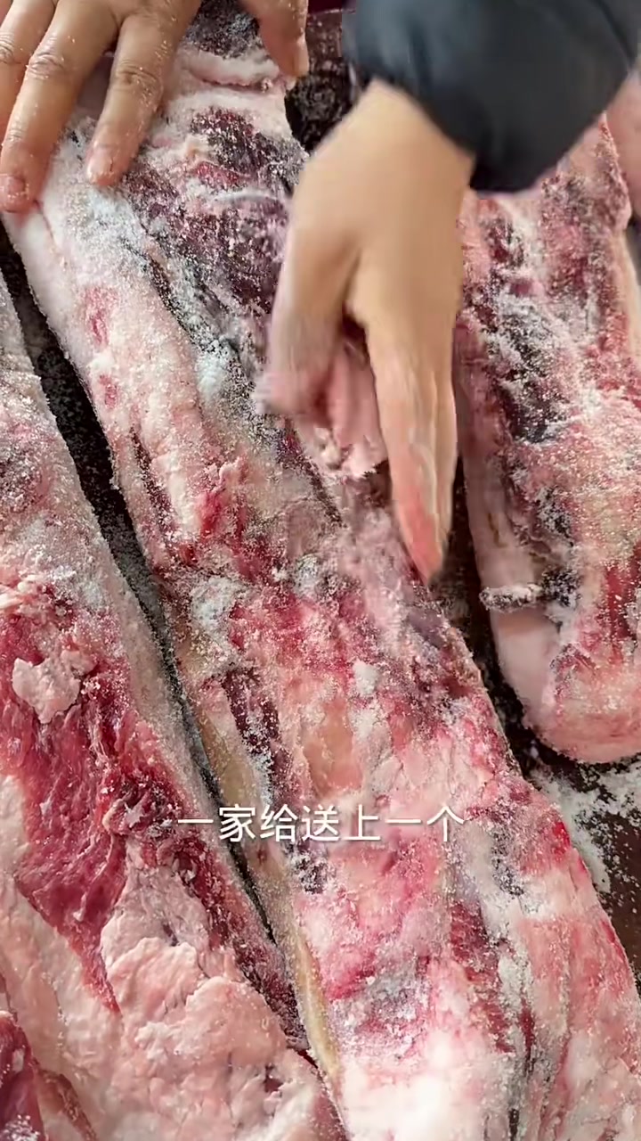 又到一年做腊肉的季节了，这样的风干腊肉太香了放一年都不会坏，土豆是吃火锅的灵魂
