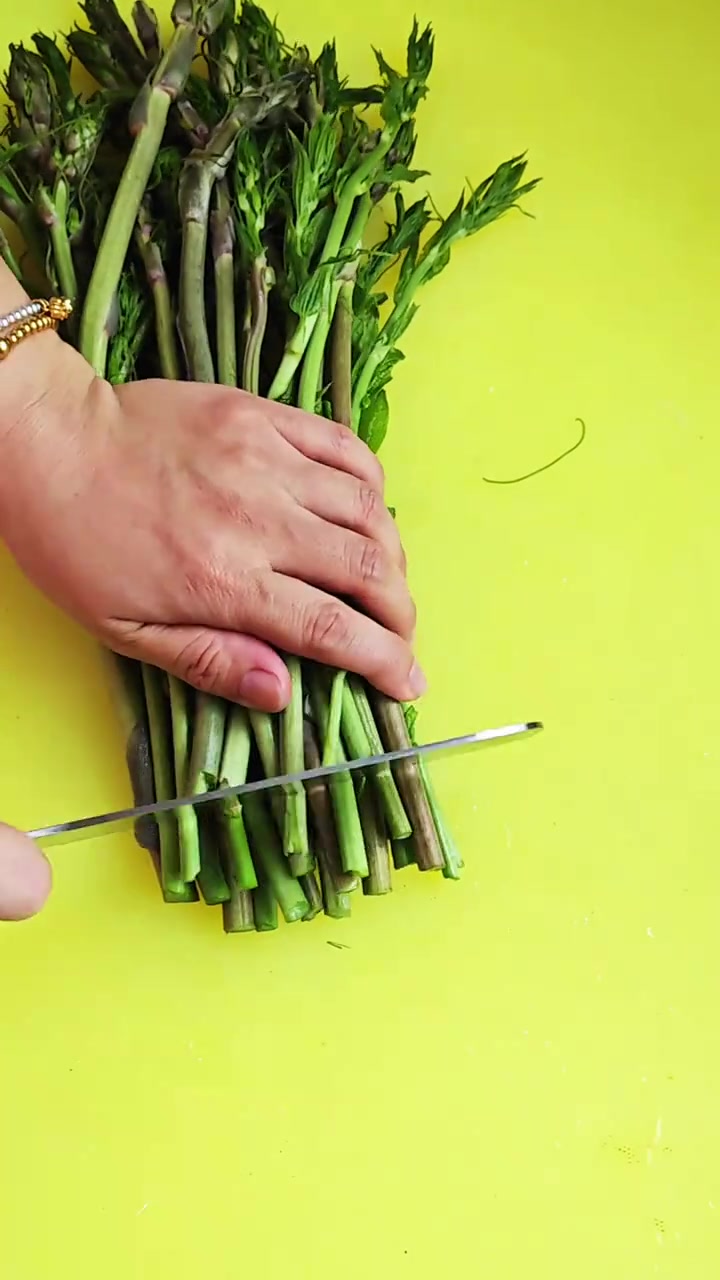 下班了今晚吃点啥!东北龙须菜,东北山菜