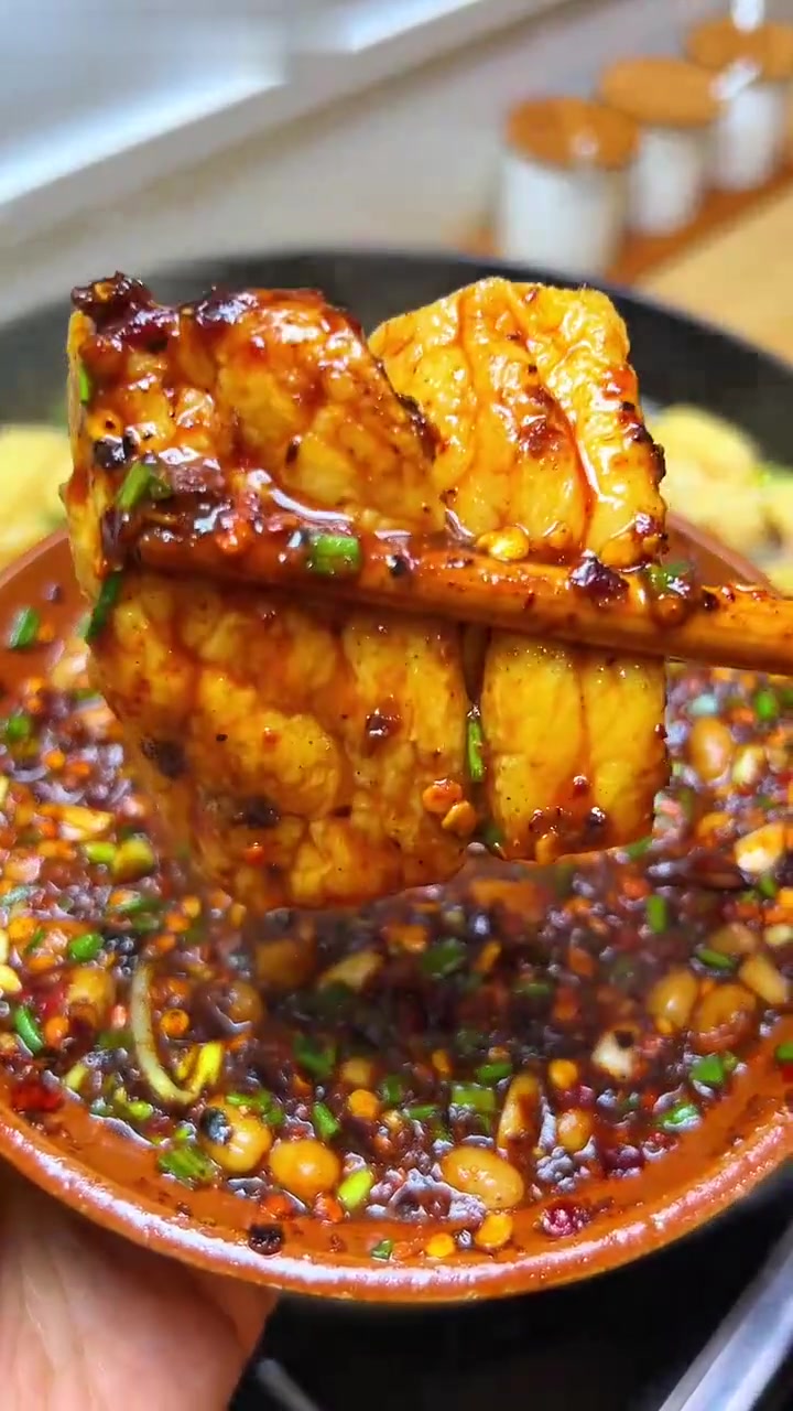 水开放一勺猪油,烫各种自己喜欢吃的配菜,原滋原味的贵州清水火锅配上糊辣椒蘸水简直不要太爽了