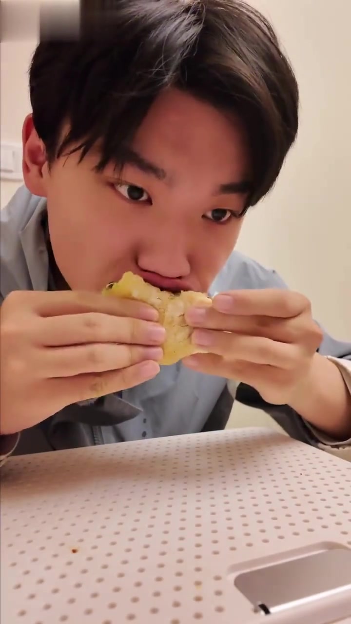 大出生vs号称非非非非非常好吃的蛋炒饭其实一般