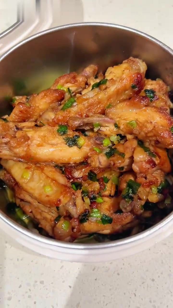 拒绝外卖上班带饭第322天今日菜单:蒜香鸡翅手撕包菜