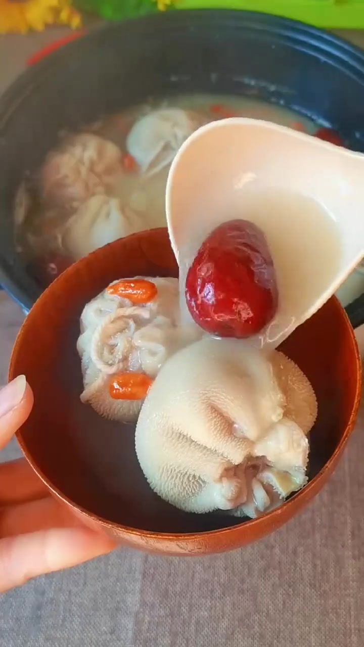 内蒙古特色美食羊肚包肉、羊肉肠,精选羊的后腿肉,来自大草原的美味,汤鲜味美,味道真的太绝了