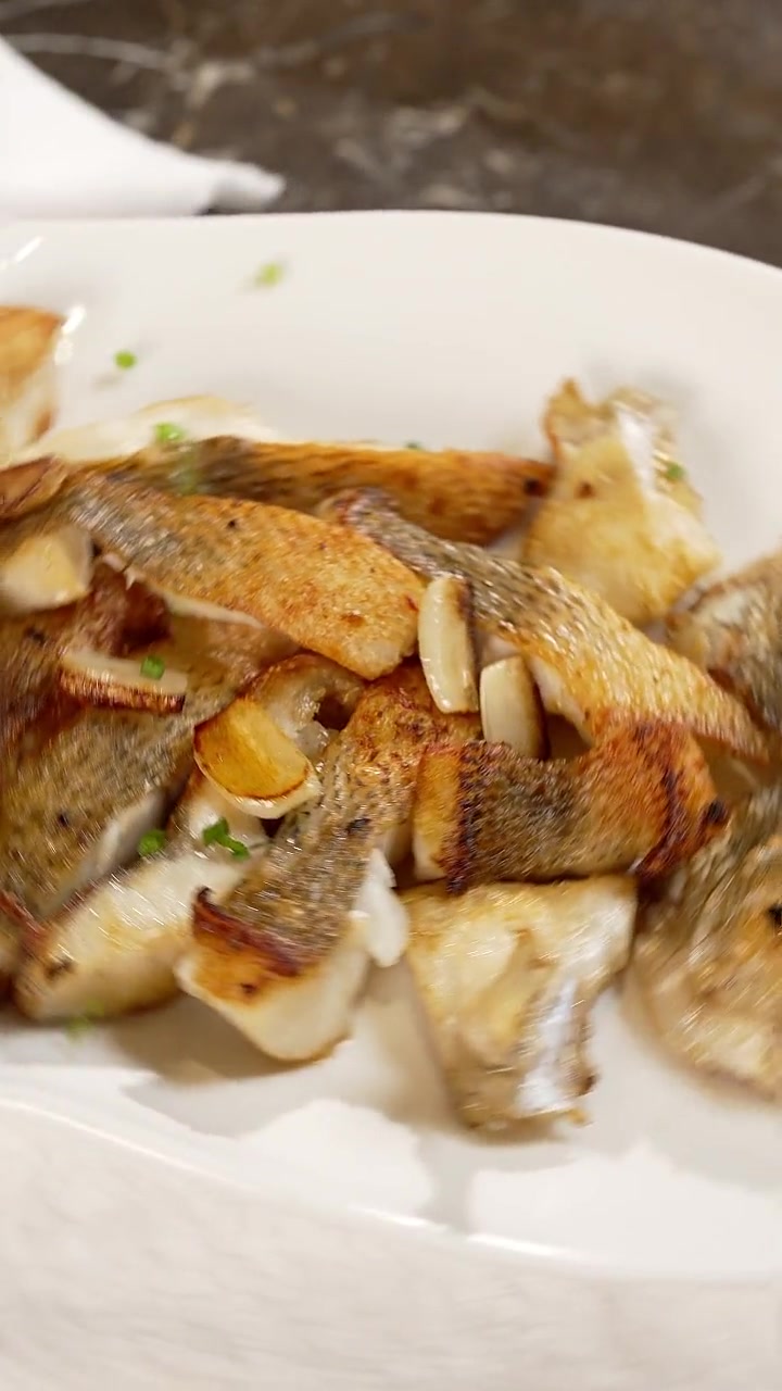 蒜香干煎鲈鱼简单做法外皮焦香肉嫩超好吃