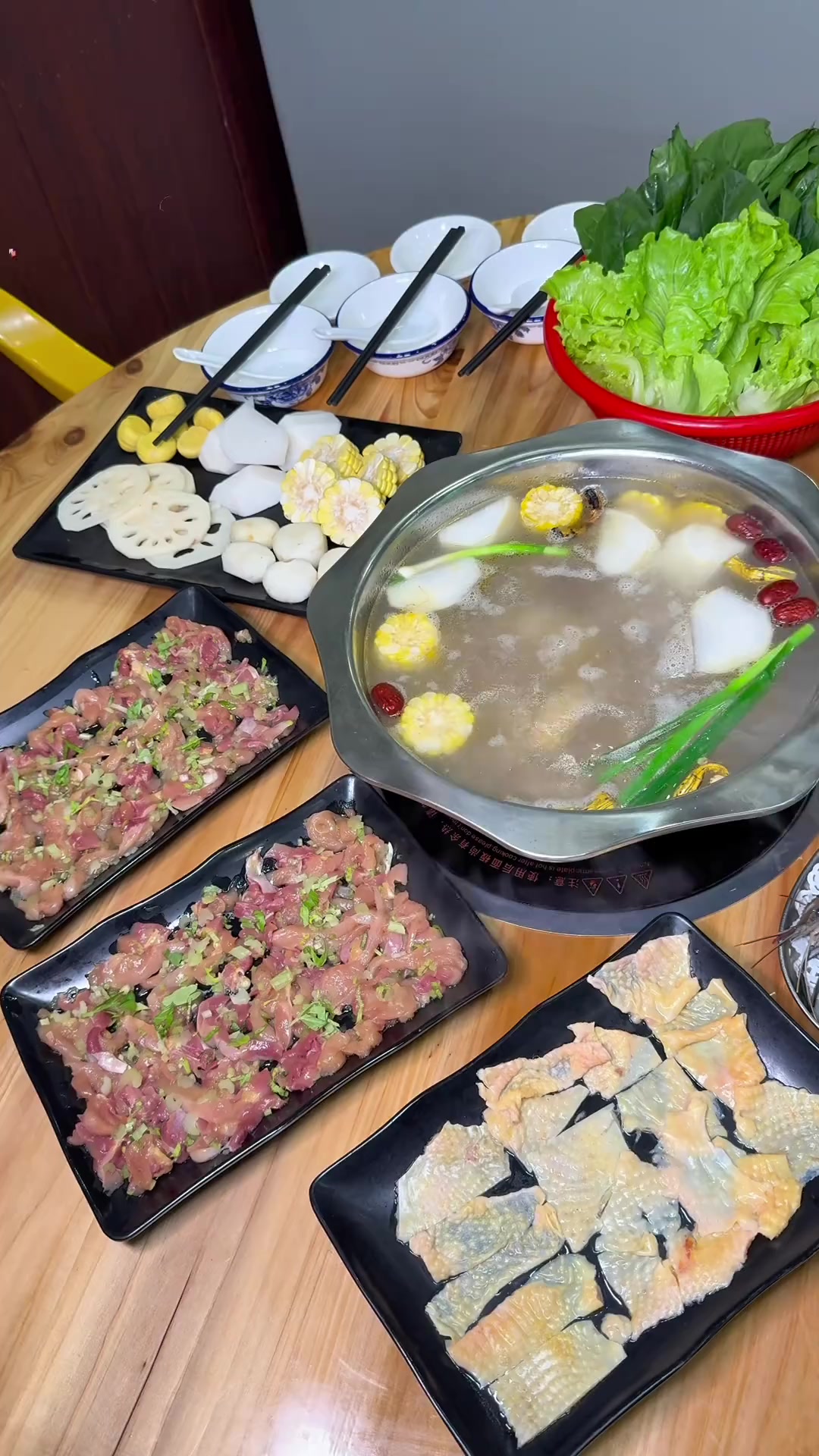 降温啦,吃海鲜鸡煲火锅最巴适!
