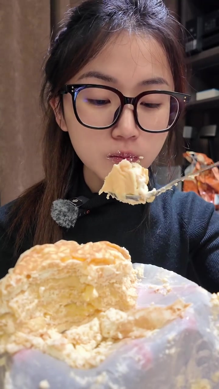 头一次感觉千层蛋糕馅料多的像在空口吃榴莲