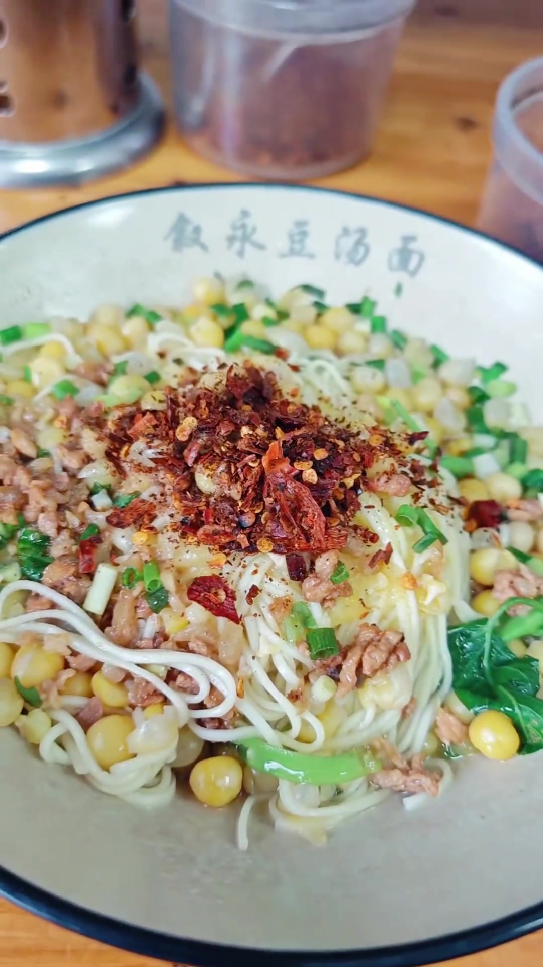 夫妻店豆汤面香到上头，臊子配火鸡汁绝了！