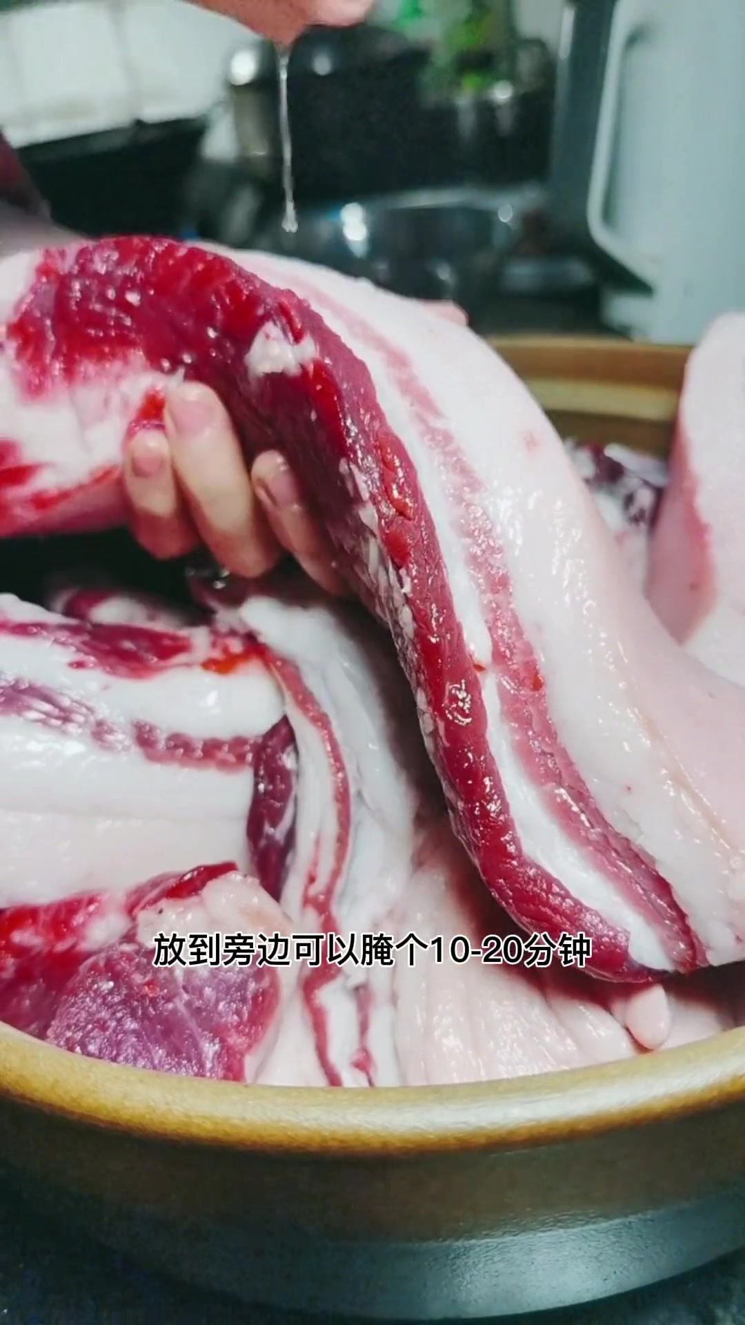 农家烟熏腊肉制作：10斤肉2.5-3两盐加香料腌一周后风干熏制