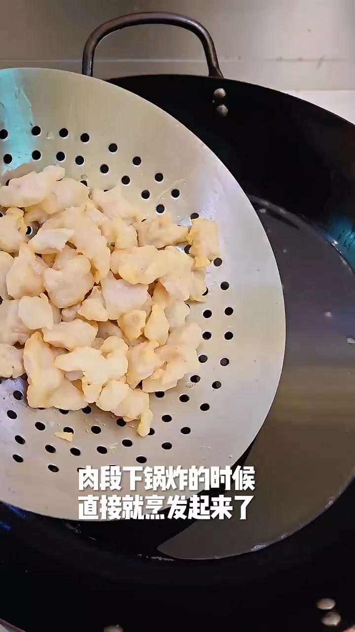 超好吃的水果+肉段!教你菠萝咕咾肉做法
