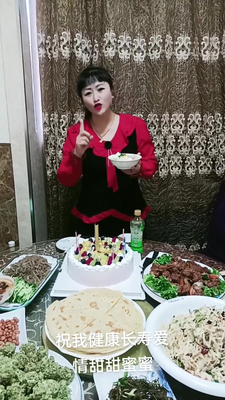 今天生日,长寿面祝健康,蛋糕愿爱情甜蜜长久