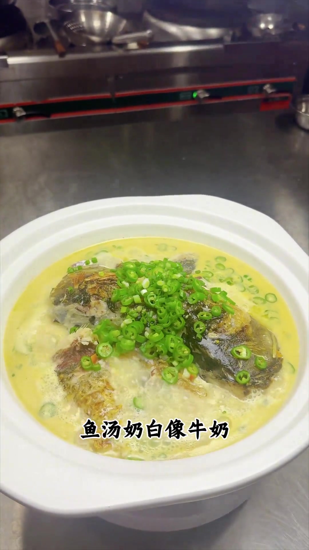 今天教你在家轻松复刻湘菜馆招牌湖鲜青椒焖雄鱼!家庭做法,不减湘味,鲜辣开胃,三碗饭不够吃!