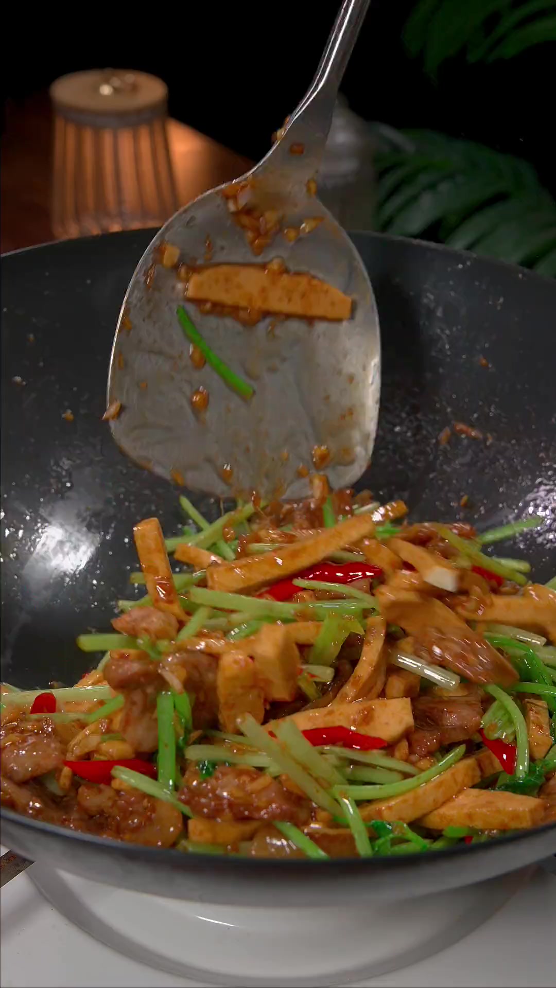 如果你每天没胃口吃饭，试试这道芹菜炒香干