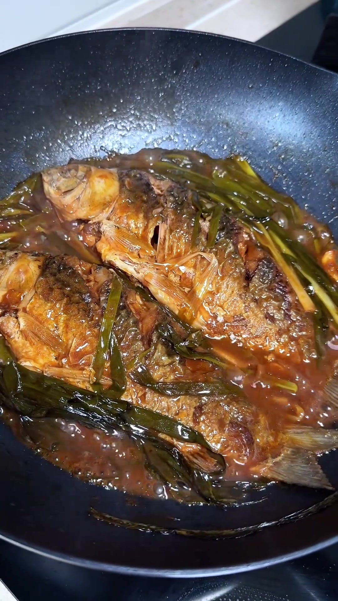江浙沪经典下饭菜葱烤鲫鱼,葱比鱼肉还好吃!