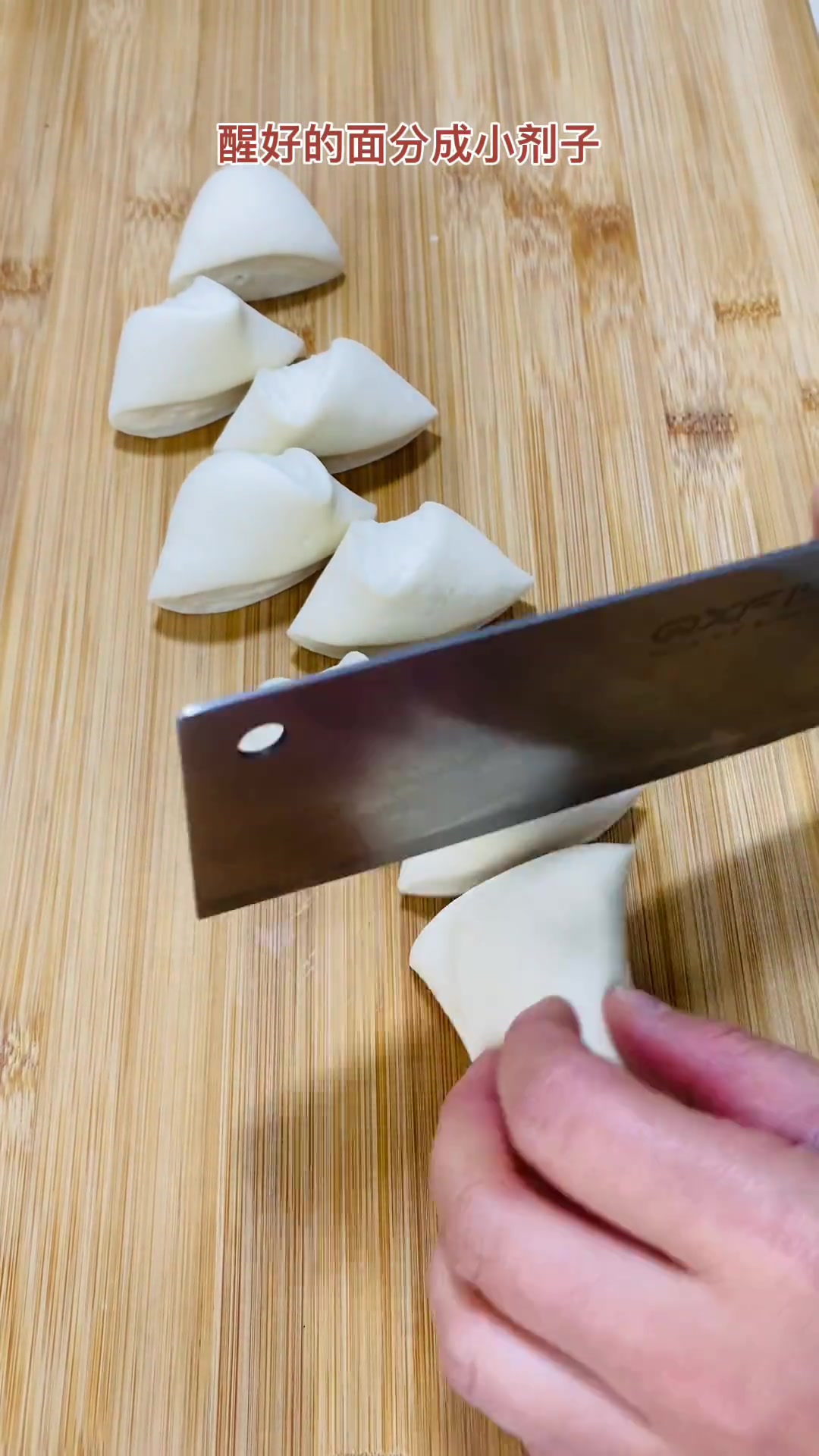 地锅鸡贴饼子：荤素主食一锅出，浸汤饼子超好吃