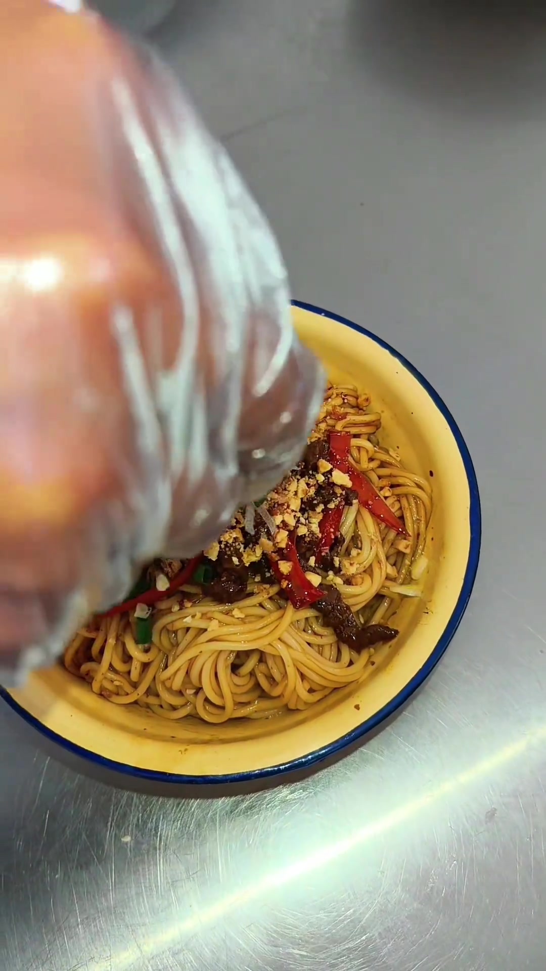 今天教你香辣牛肉面的制作方法