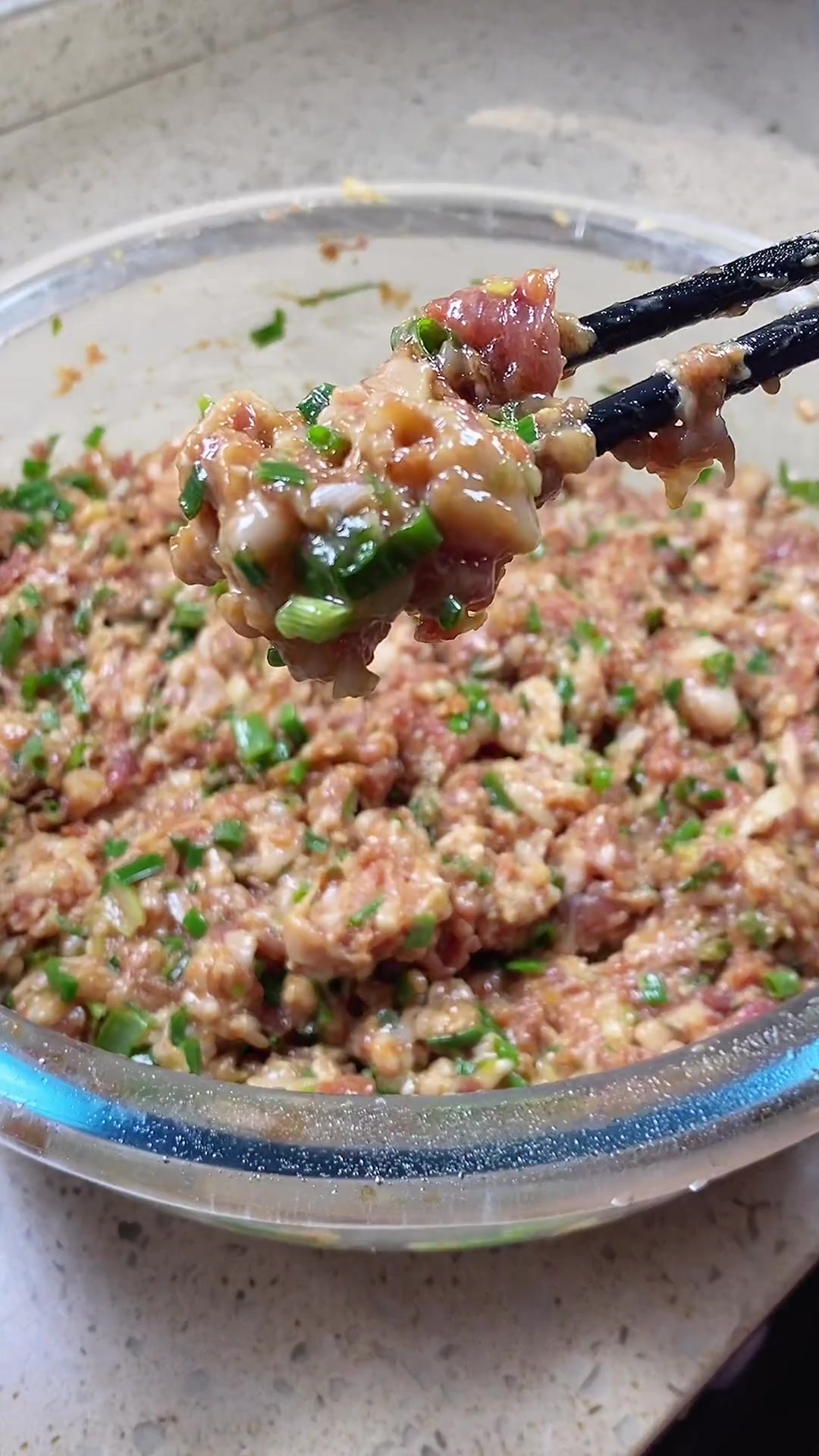 猪肉大葱馅包子这样调,鲜嫩多汁,一口气吃五个