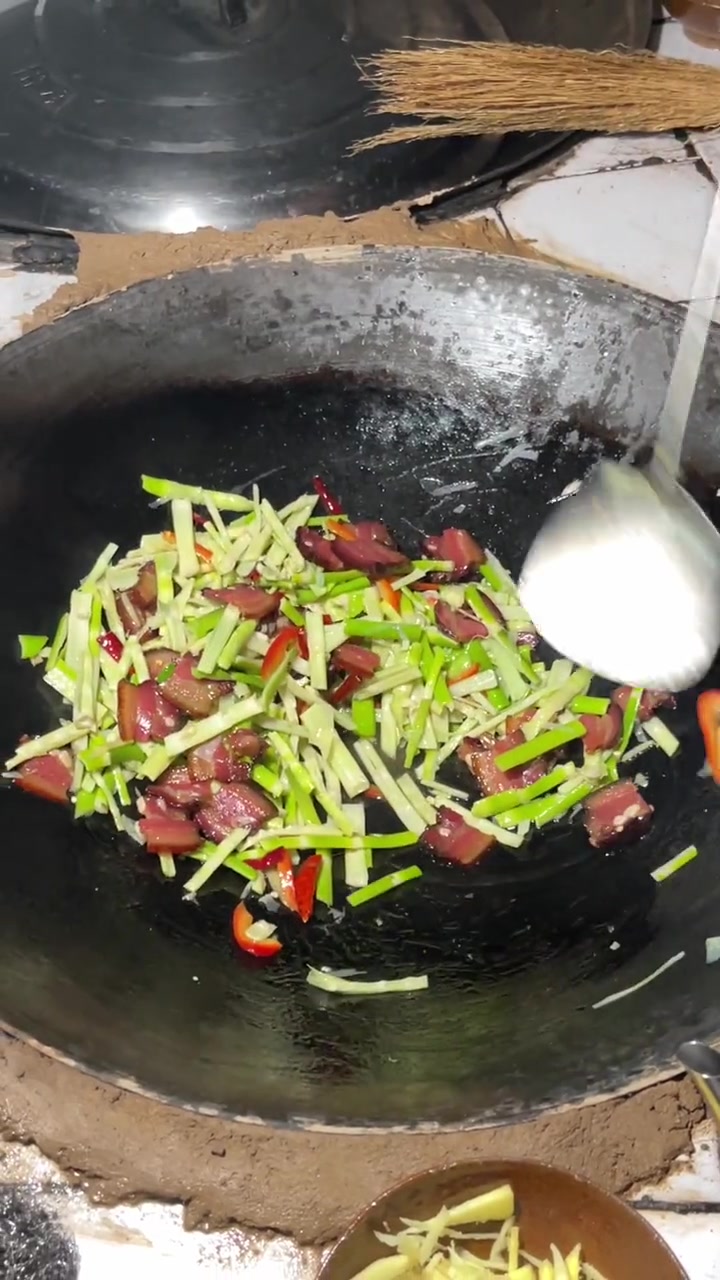熏肉炒竹笋，你们闻到香了吗？