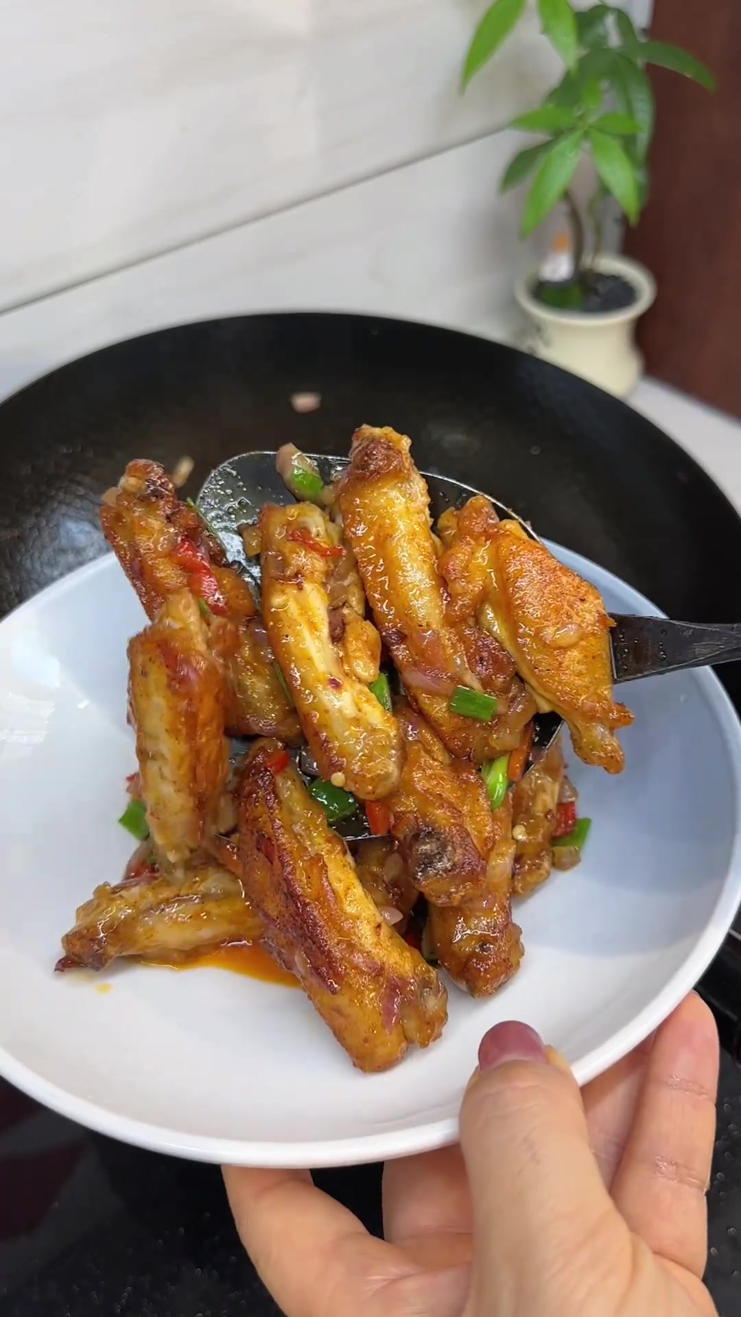 鸡翅别总做可乐鸡翅，试试蒜香椒盐鸡翅，好吃到舔手指