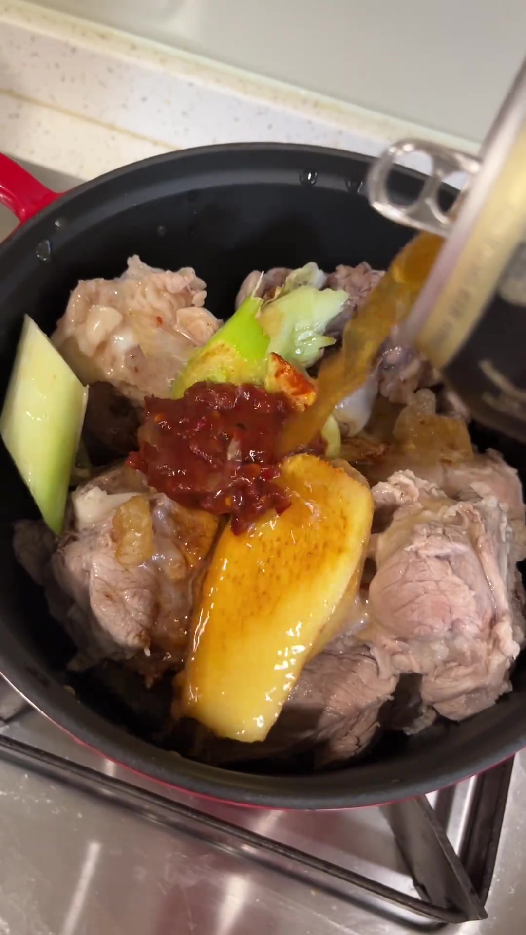 筒骨炖老豆腐：奶白浓汤配酥烂骨，暖身又幸福