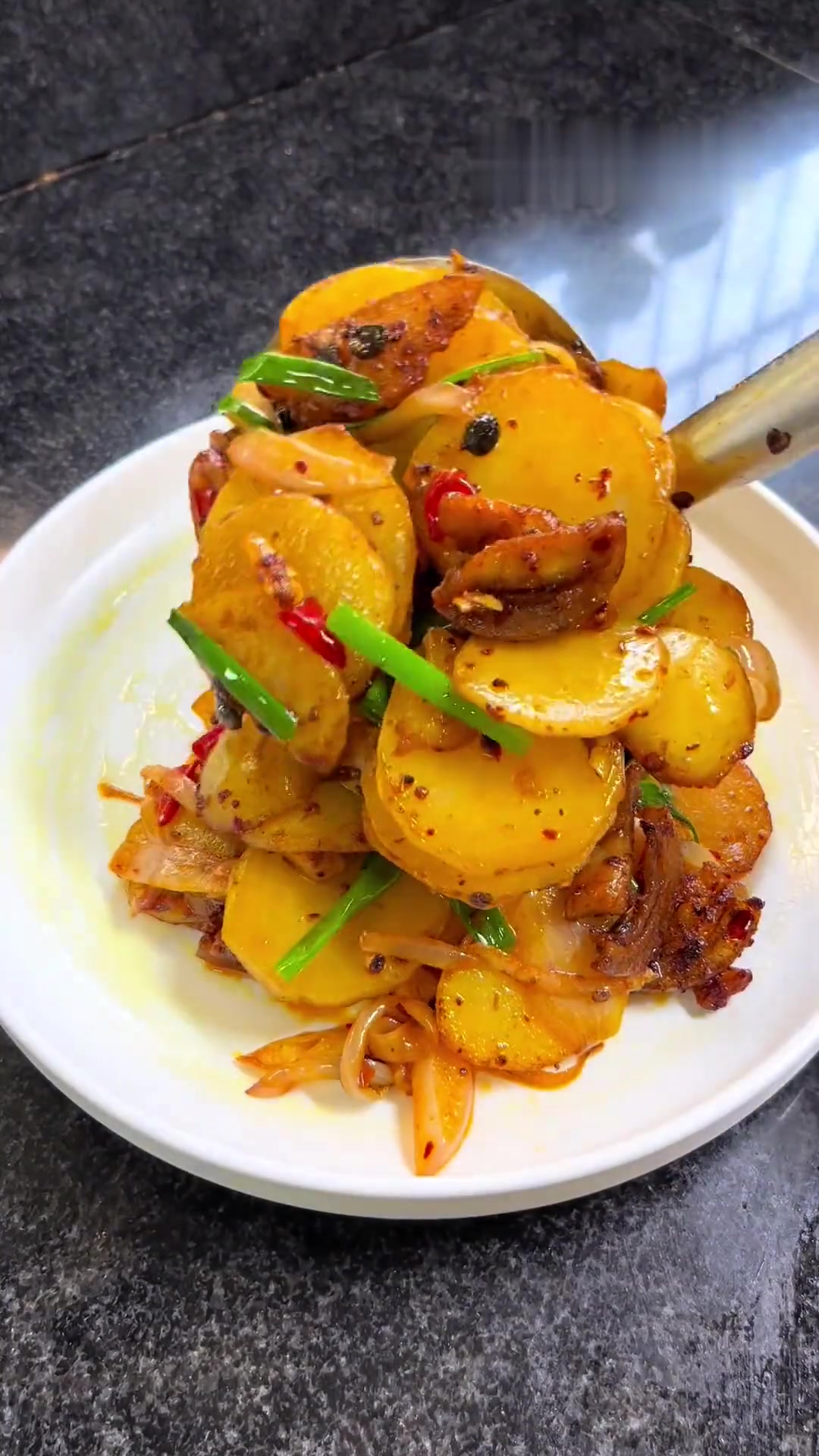 初中生午餐：干锅土豆片水蒸蛋豆腐青菜汤，孩子爱吃我做饭有动力