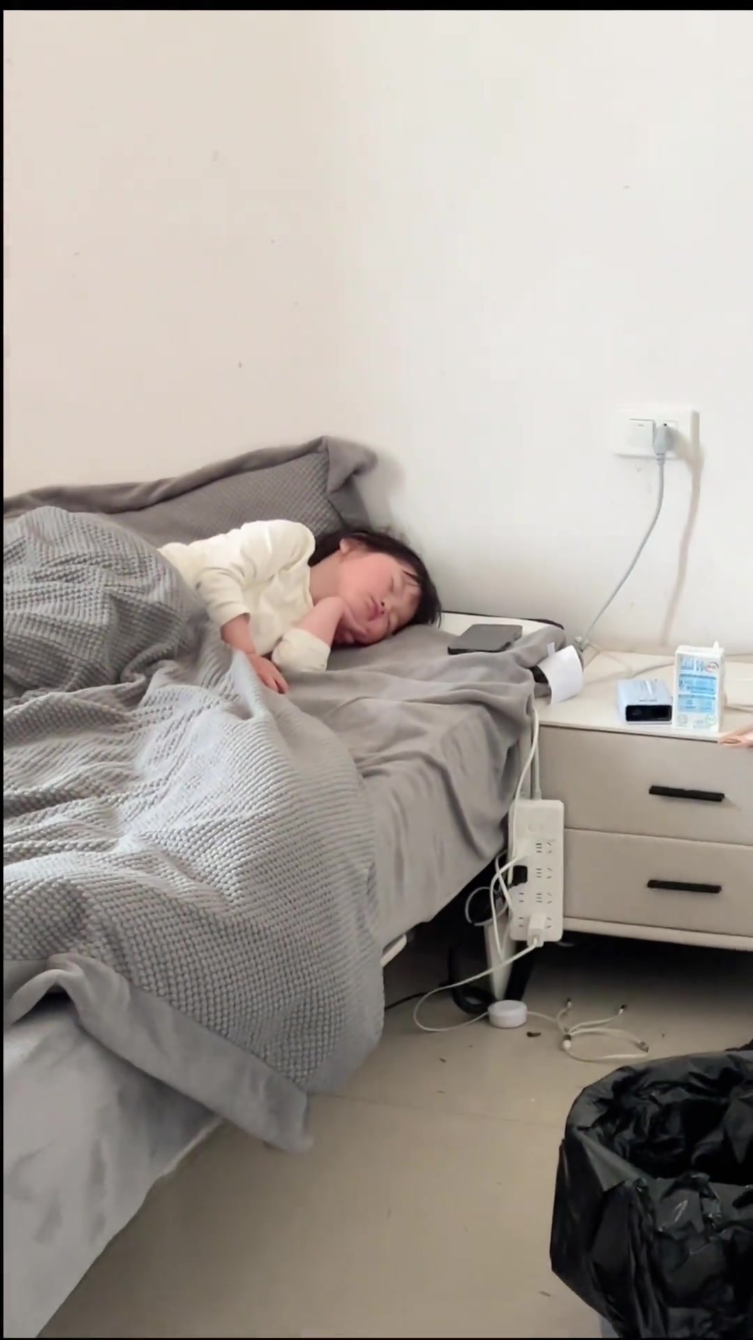 以后就用这种方式叫妹崽起床,太有趣啦!