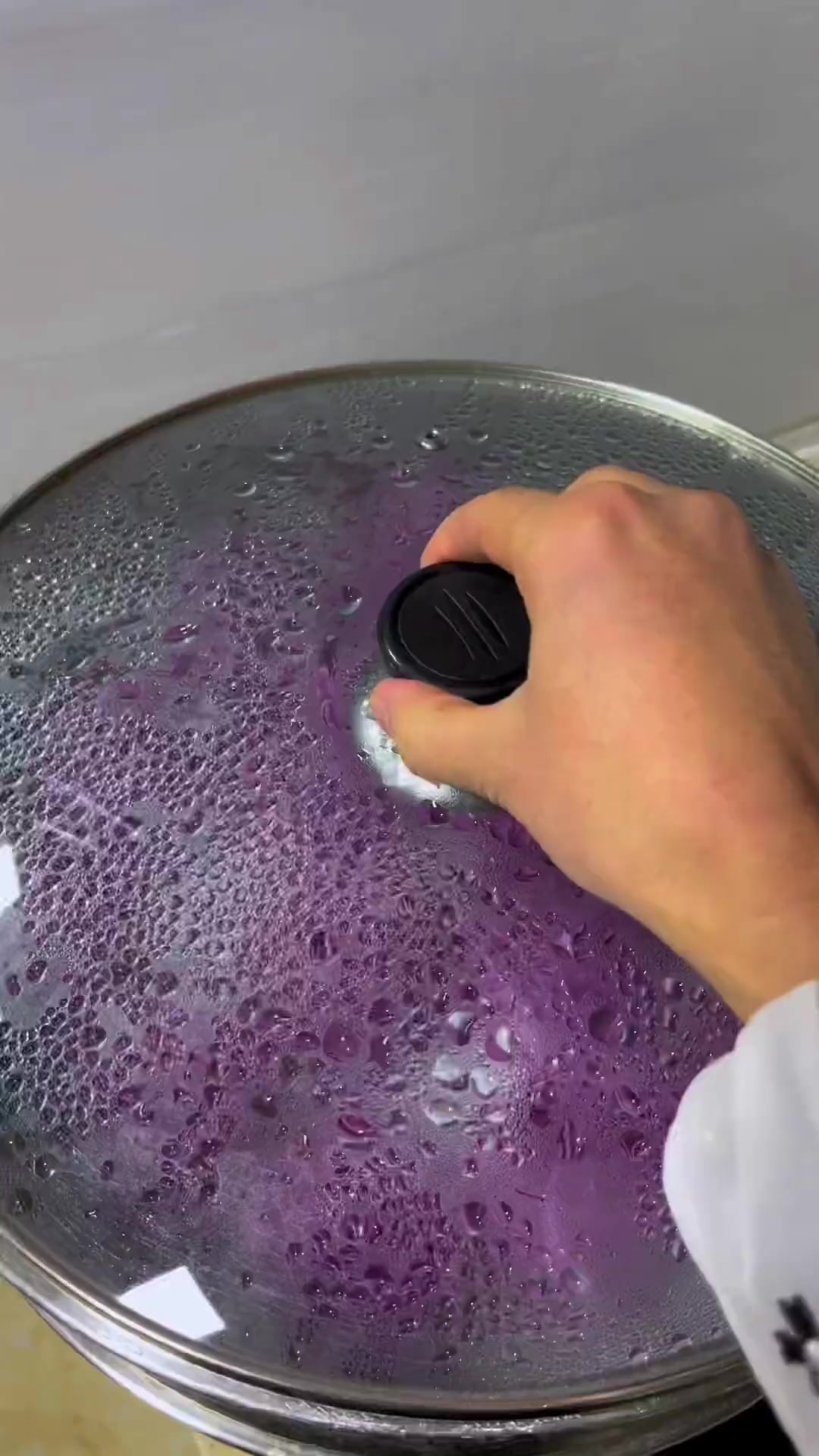 姐妹们要的紫玫瑰花馒头教程来啦，紫色用的是紫薯粉和的面团，蒸完不变色，好吃又好看