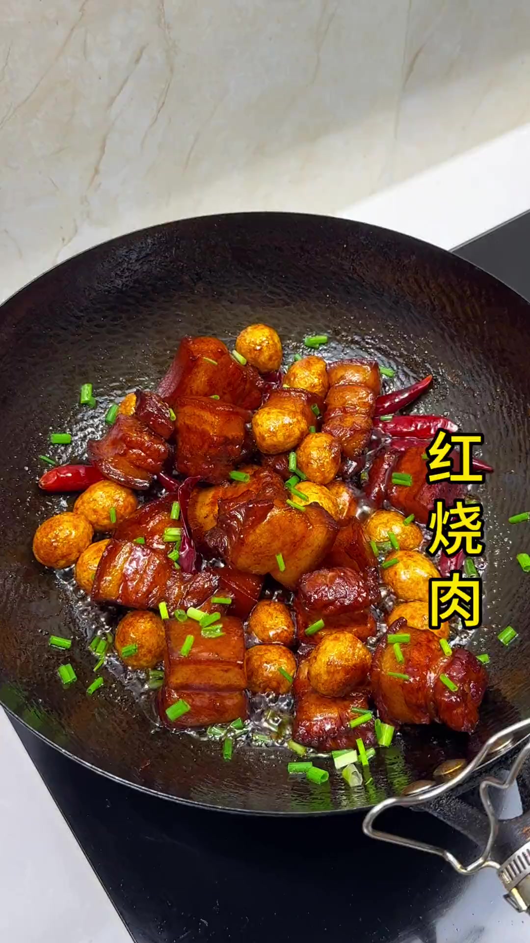 我家隔三差五吃的红烧肉又香又软又糯,拌饭能吃三大碗