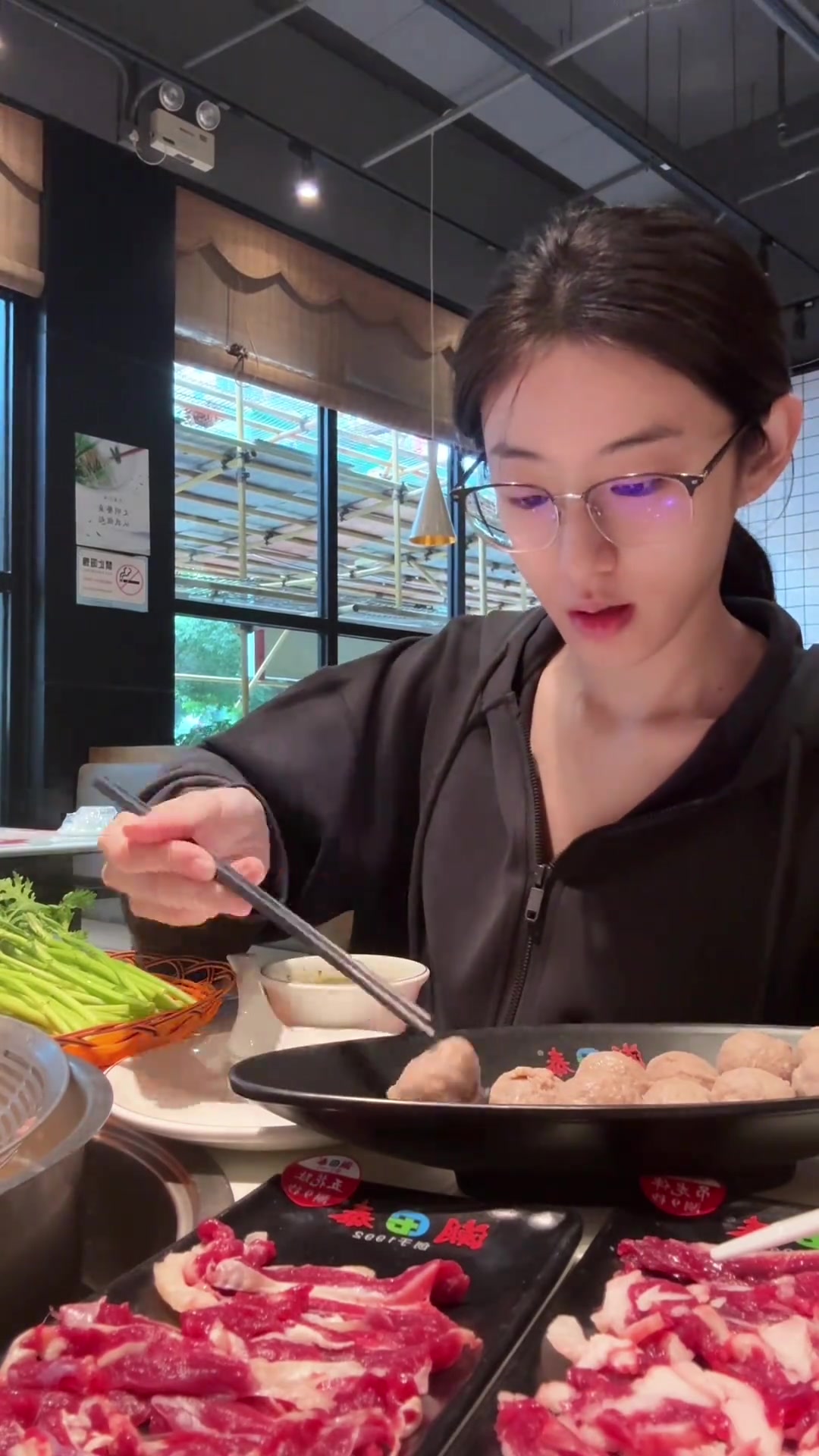 在广东吃我最爱的牛肉火锅咯牛肉丸更好吃!