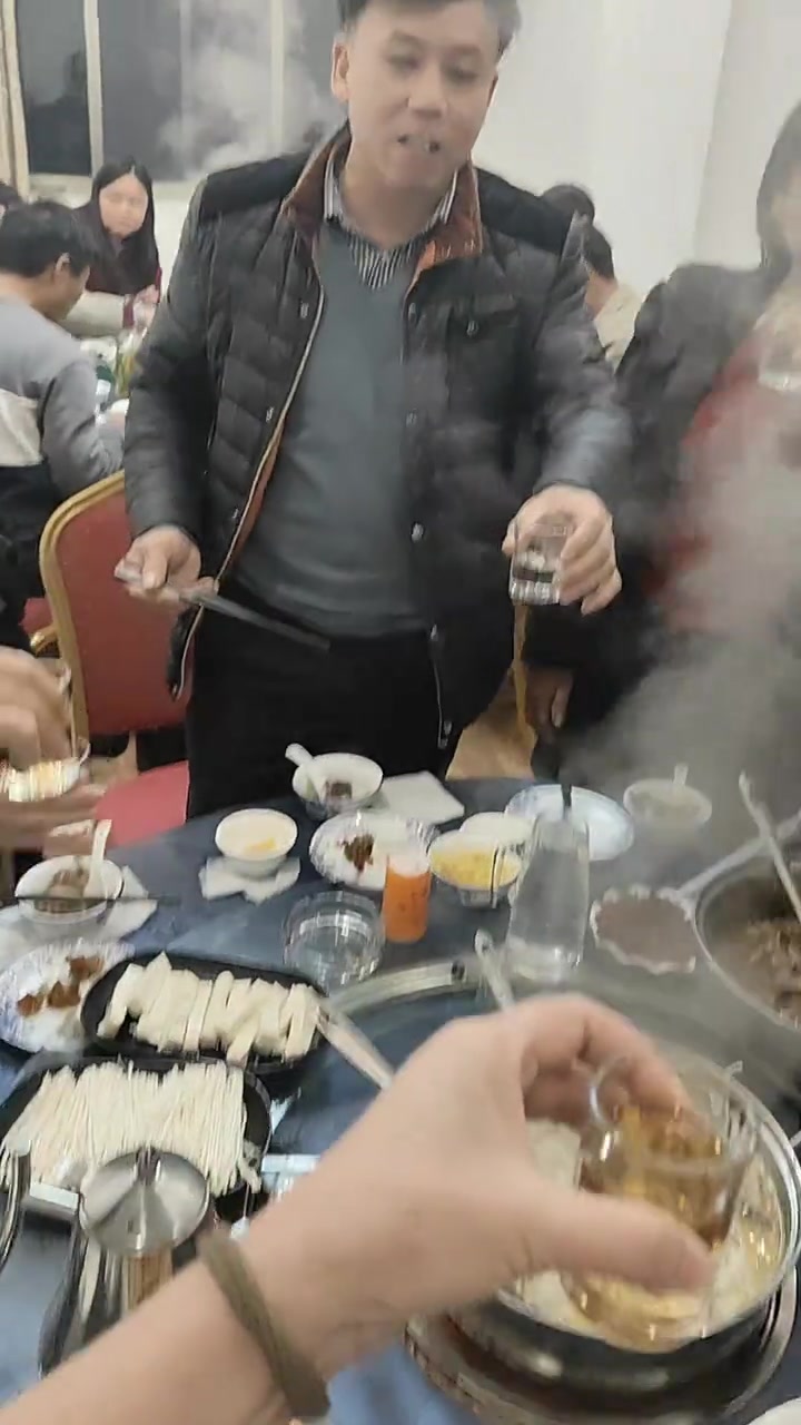 年饭吃甲鱼火锅配鸡肉,味道不错值得一尝