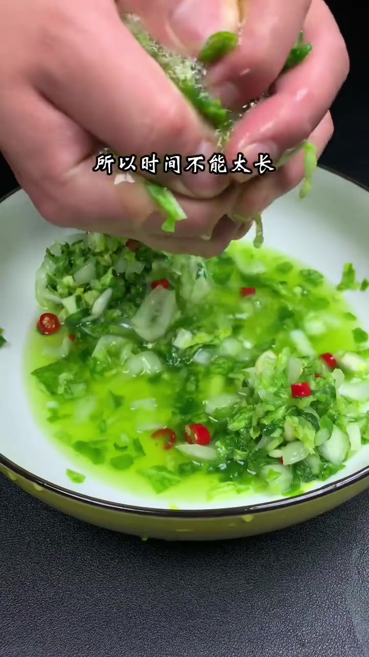 每日美食分享：小白菜炒蘑菇，清清爽爽超好吃
