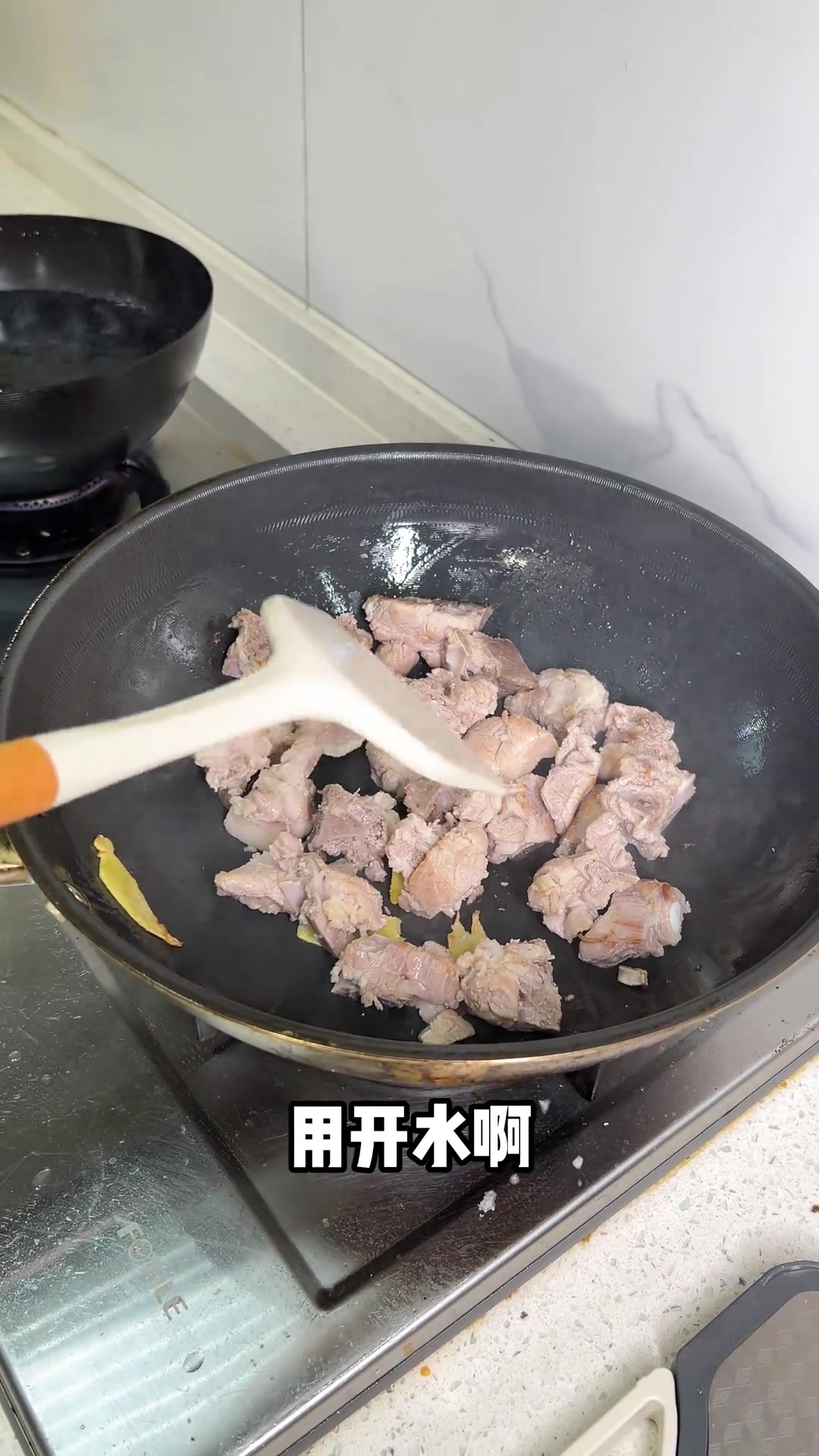 秋天必喝湖藕炖排骨,莲藕粉糯,汤汁鲜甜