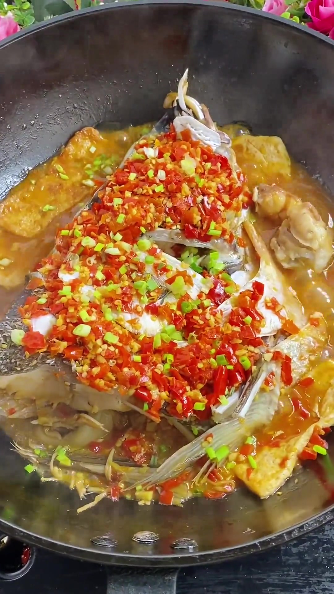 鱼头豆腐包新做法,剁椒铺顶焖六分钟,香到停不下来!