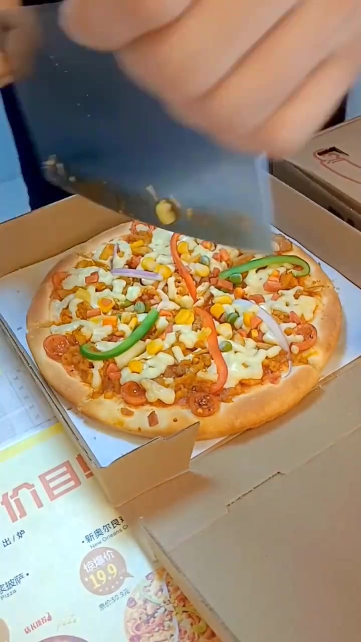 两个宝贝今天到奶奶家，奶奶给他们买了最爱吃的披萨！