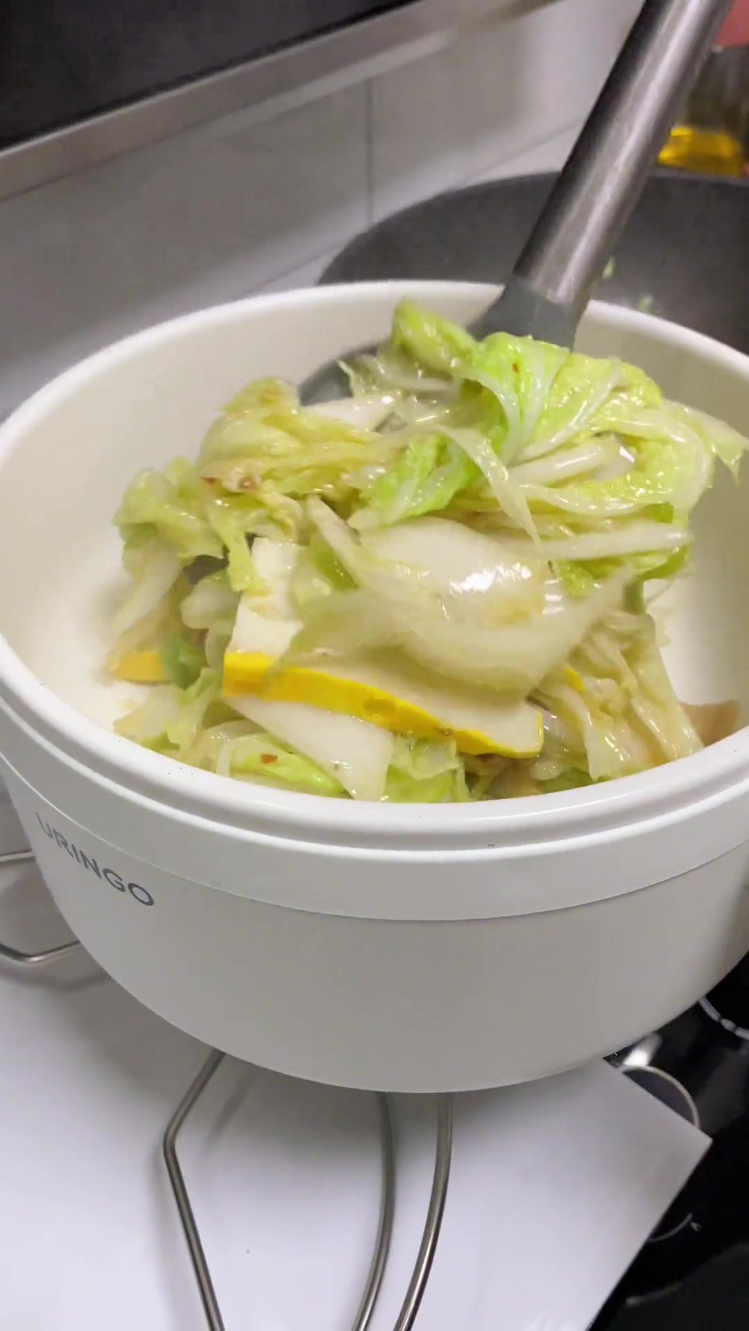 冬天的大白菜炖鱼糕,湖北人冬日爱吃的清甜Q弹家常菜