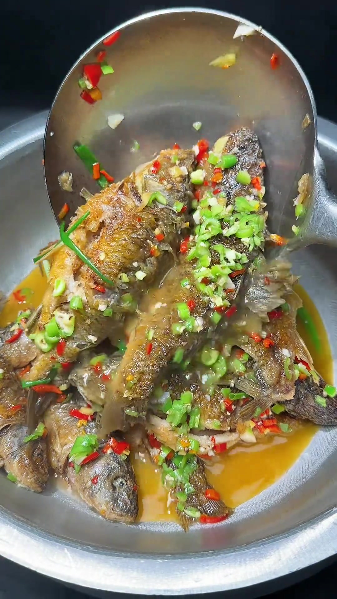 禾花鱼本味至鲜,乡里菜籽油煎黄,姜蒜米炝香本地青红椒点翠提鲜,一筷尝尽湖湘风味