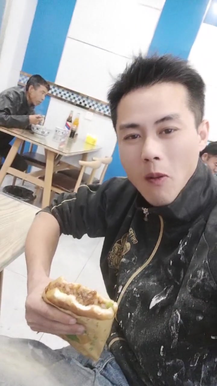 累了一天吃点好的,兰州拉面加肉夹馍十九元有点贵还没吃饱