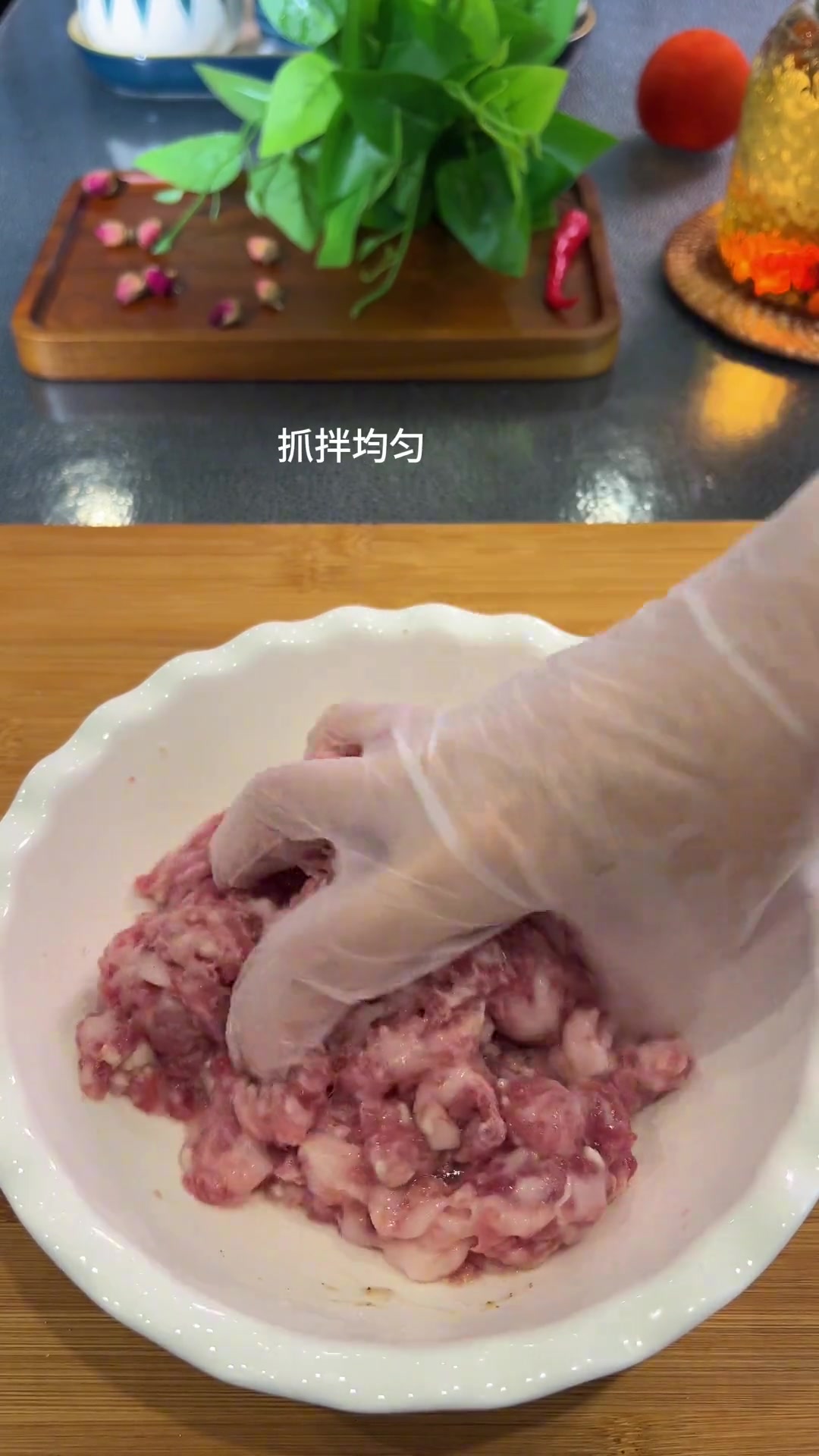 这是我家隔三差五就会做的清蒸肉丸汤,汤鲜肉嫩、营养美味、孩子好喜欢