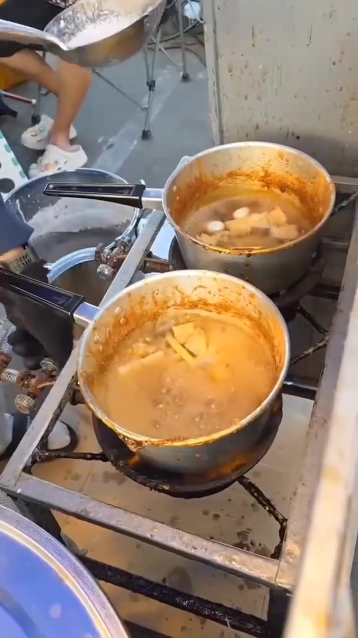 泰国路边摊鱼肚汤:鱼鳔晒干油炸后勾芡调味