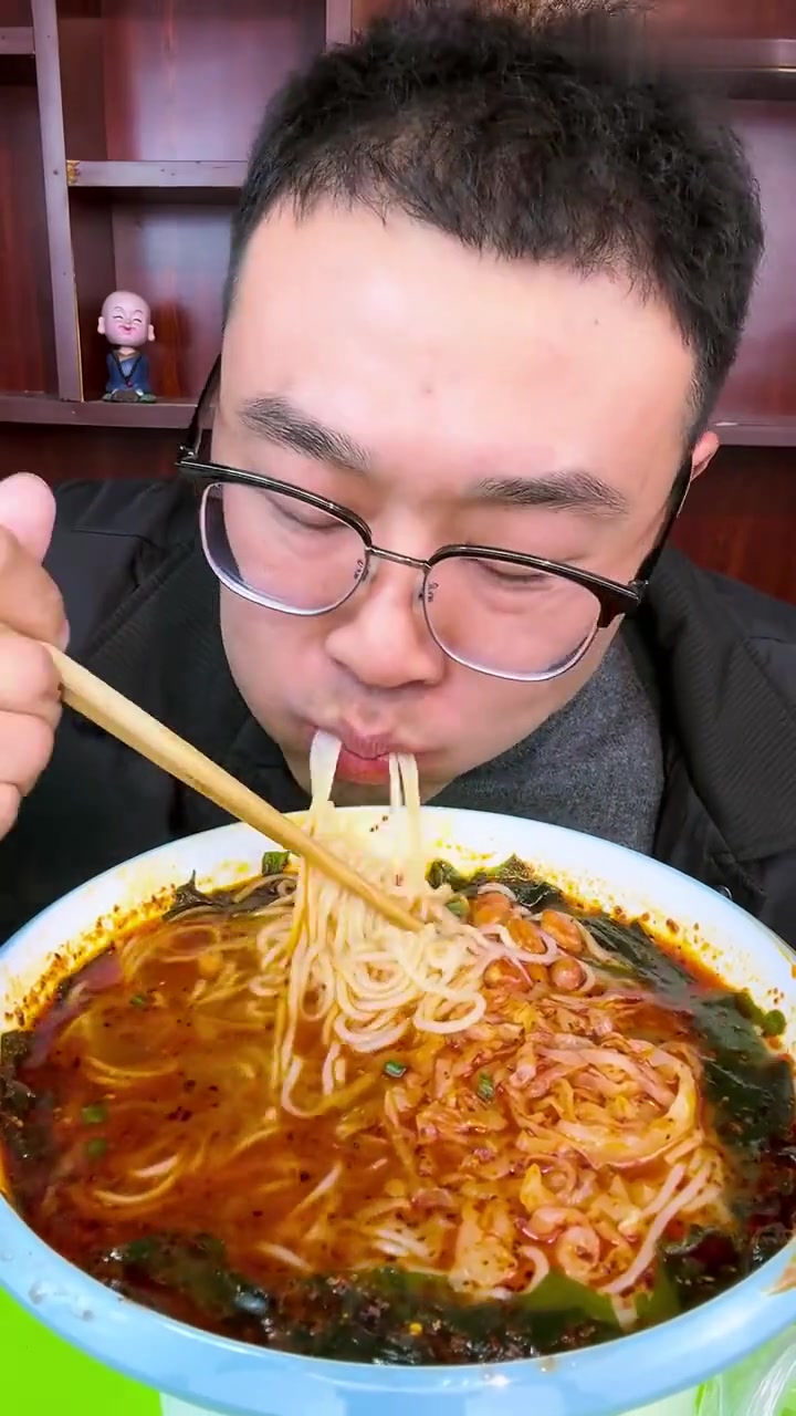 依旧驴肉肠开头，煮碗麻辣泡菜木子米线，大口嗦粉真享受