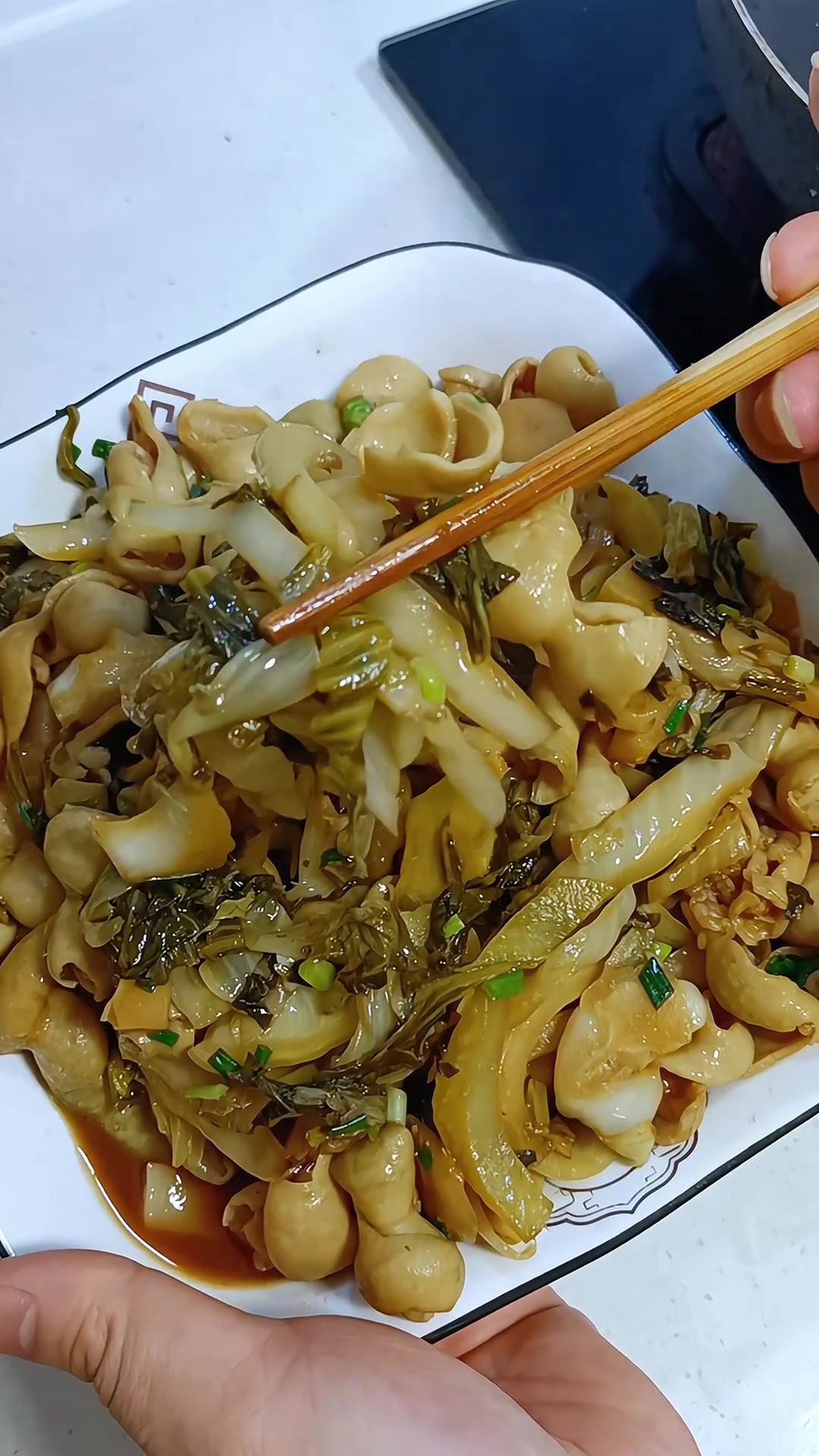 广西家常菜酸菜炒肥肠，处理肥肠控火候是关键
