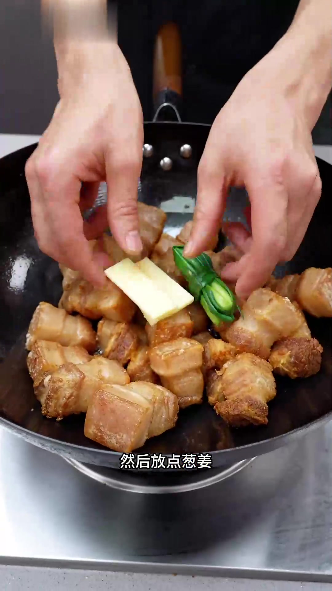 红烧肉这道菜在家到底怎么做呢，今天我就把详细做法分享给大家，做出来肥而不腻，软烂入味，入口